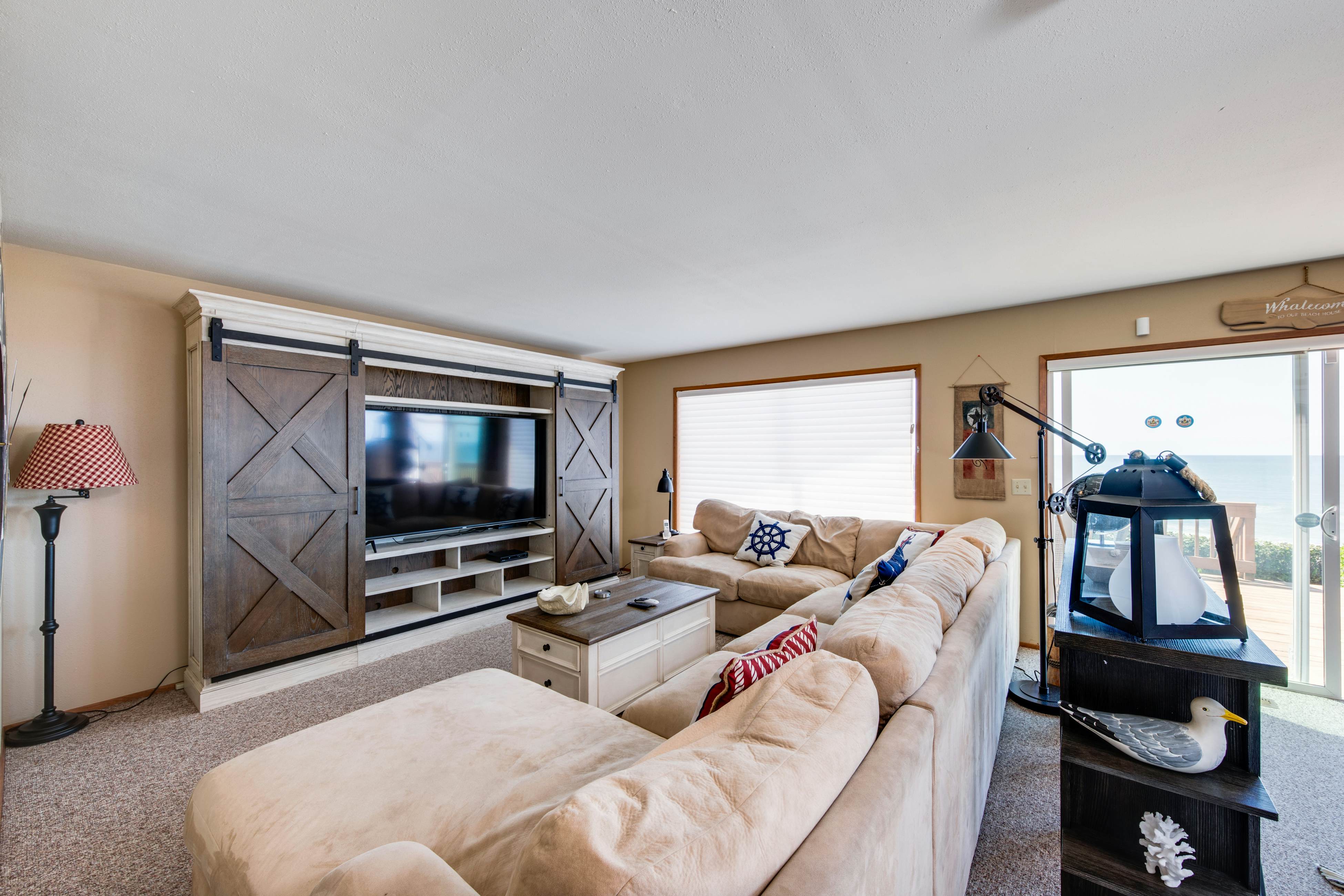 Oceanfront, dog-friendly house with deck, private hot tub & stunning views