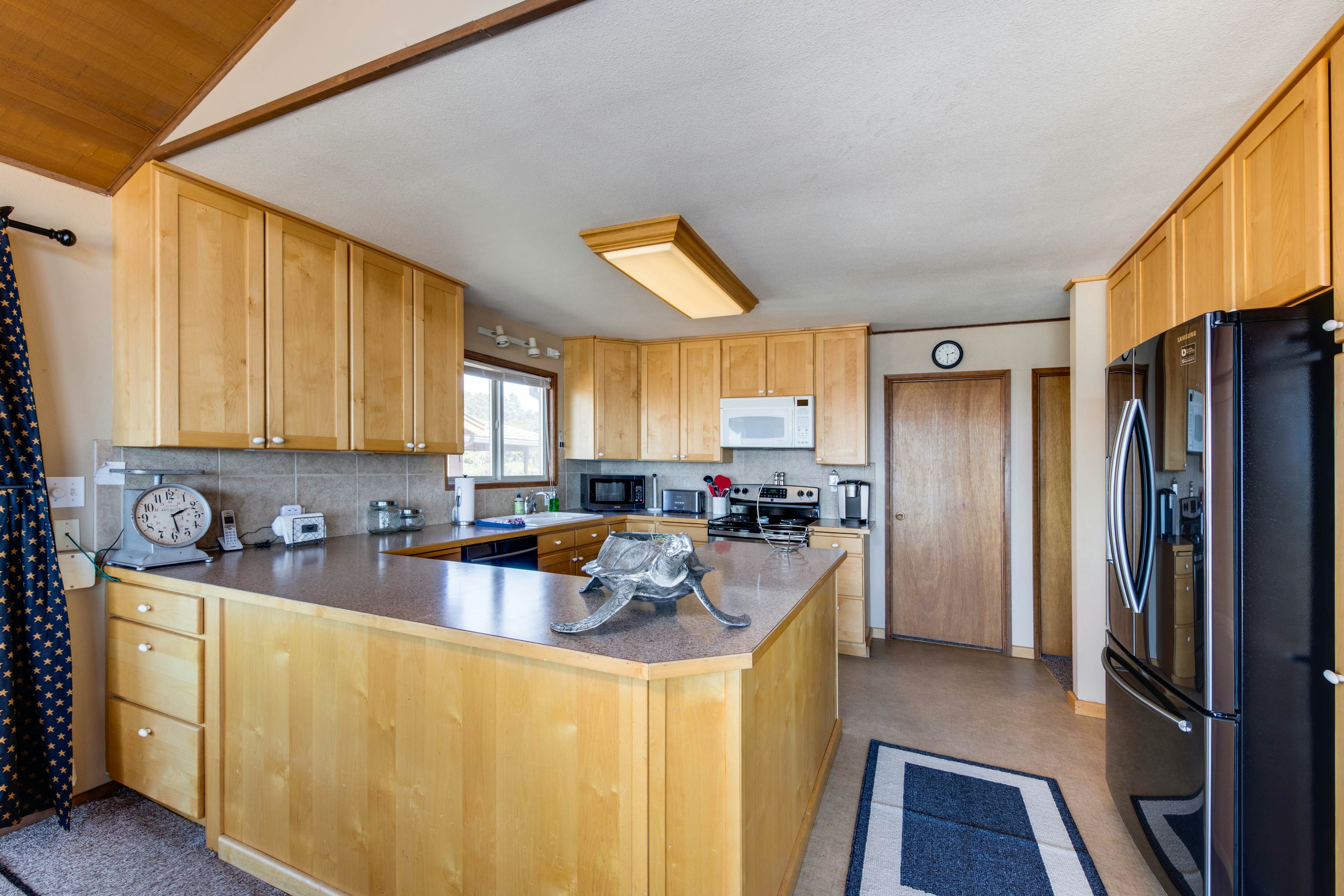 Oceanfront, dog-friendly house with deck, private hot tub & stunning views