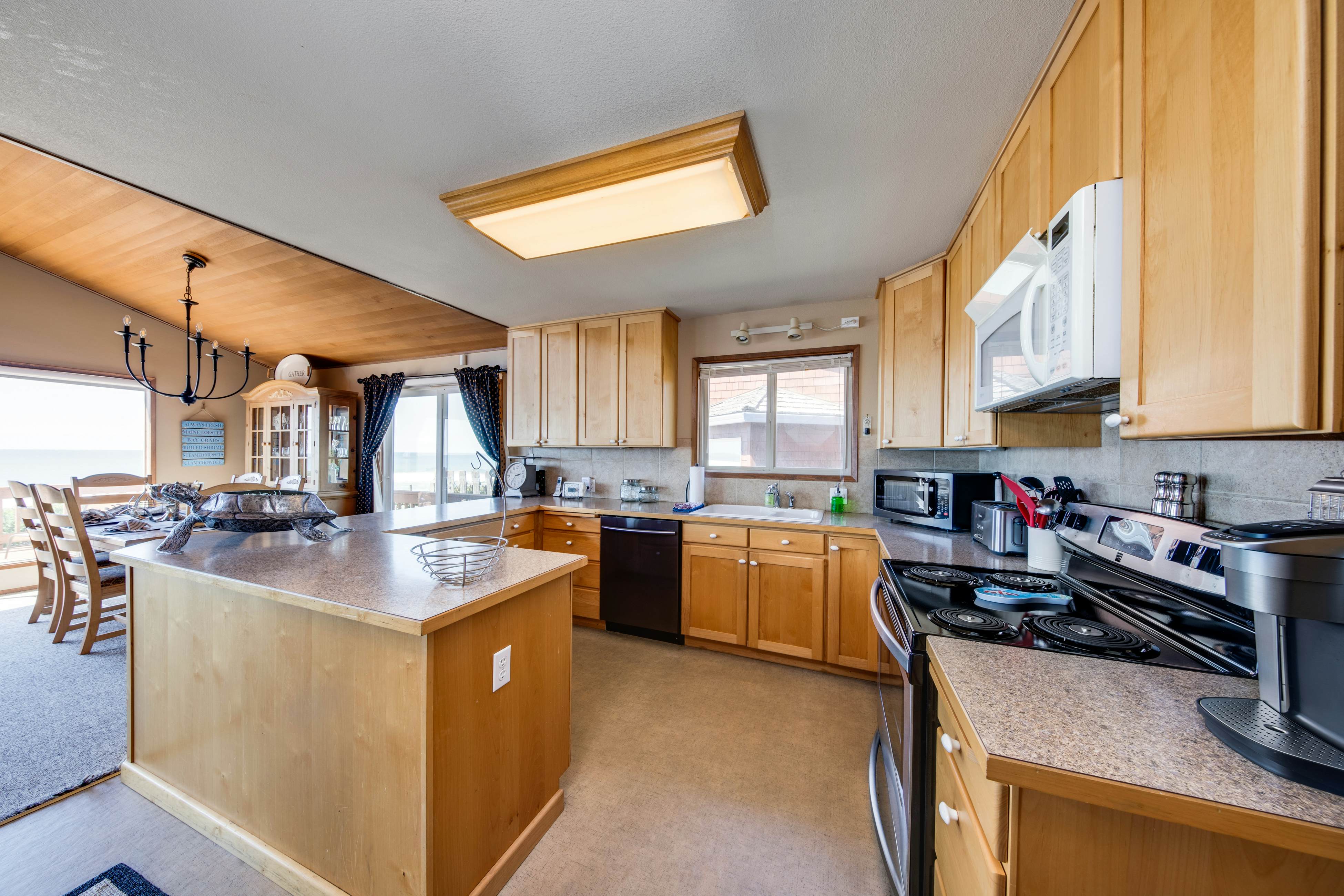 Oceanfront, dog-friendly house with deck, private hot tub & stunning views