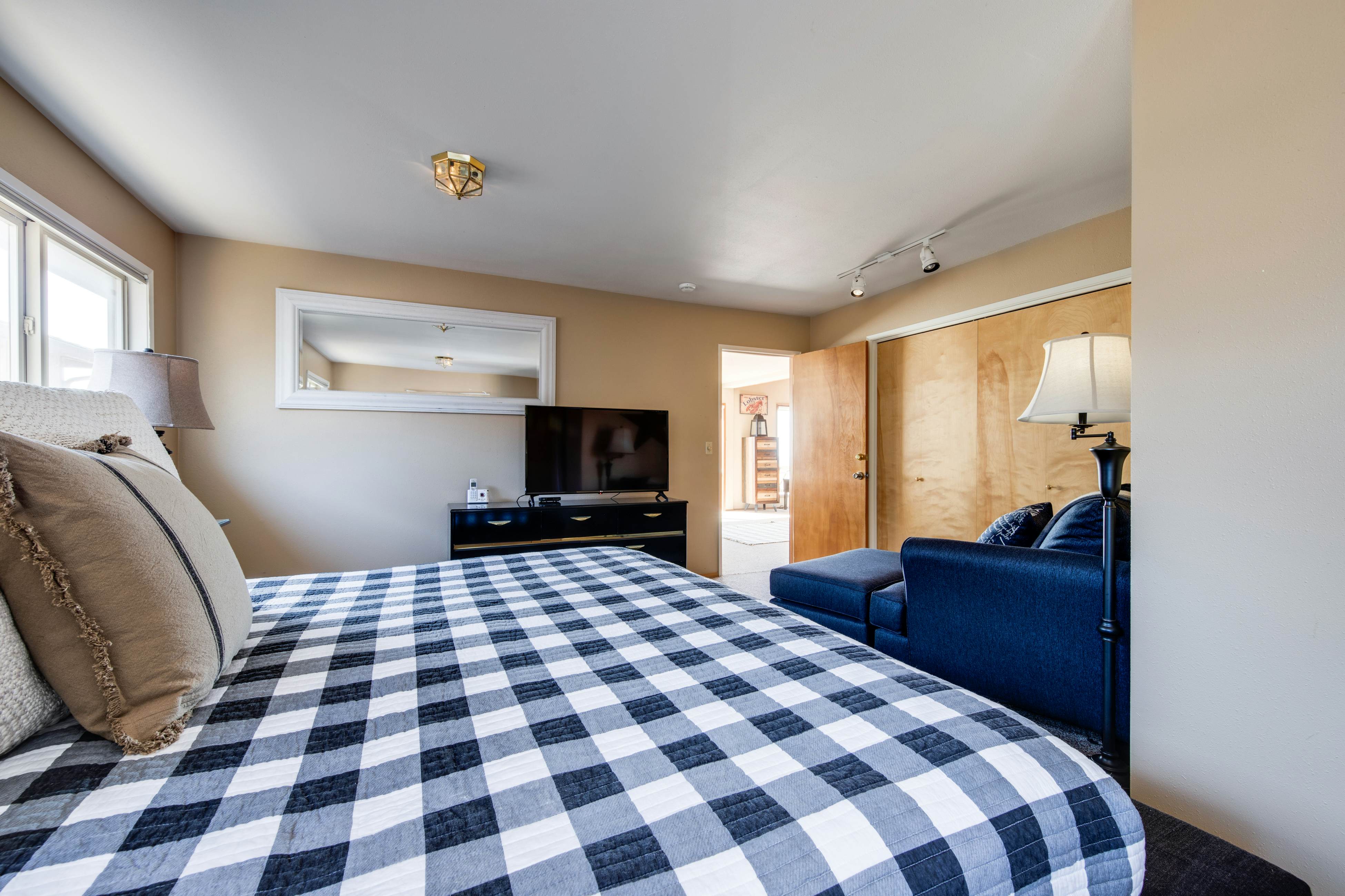 Oceanfront, dog-friendly house with deck, private hot tub & stunning views