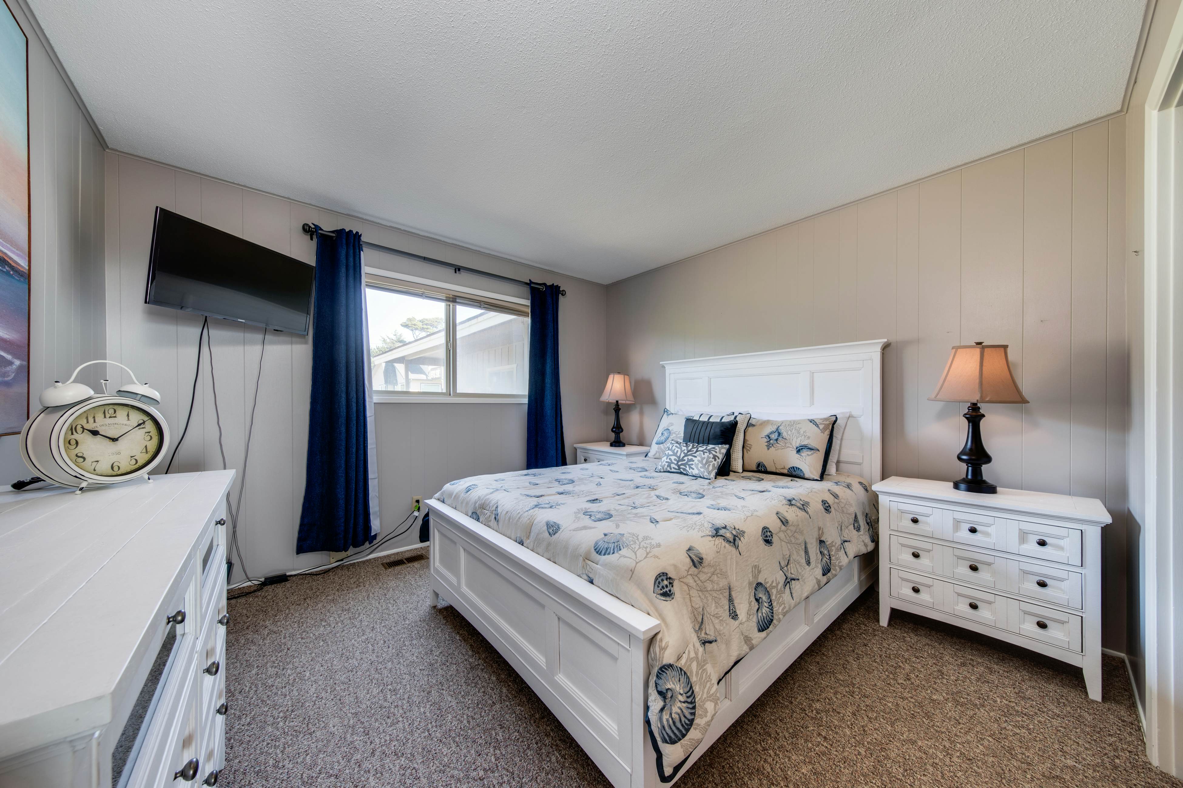 Oceanfront, dog-friendly house with deck, private hot tub & stunning views