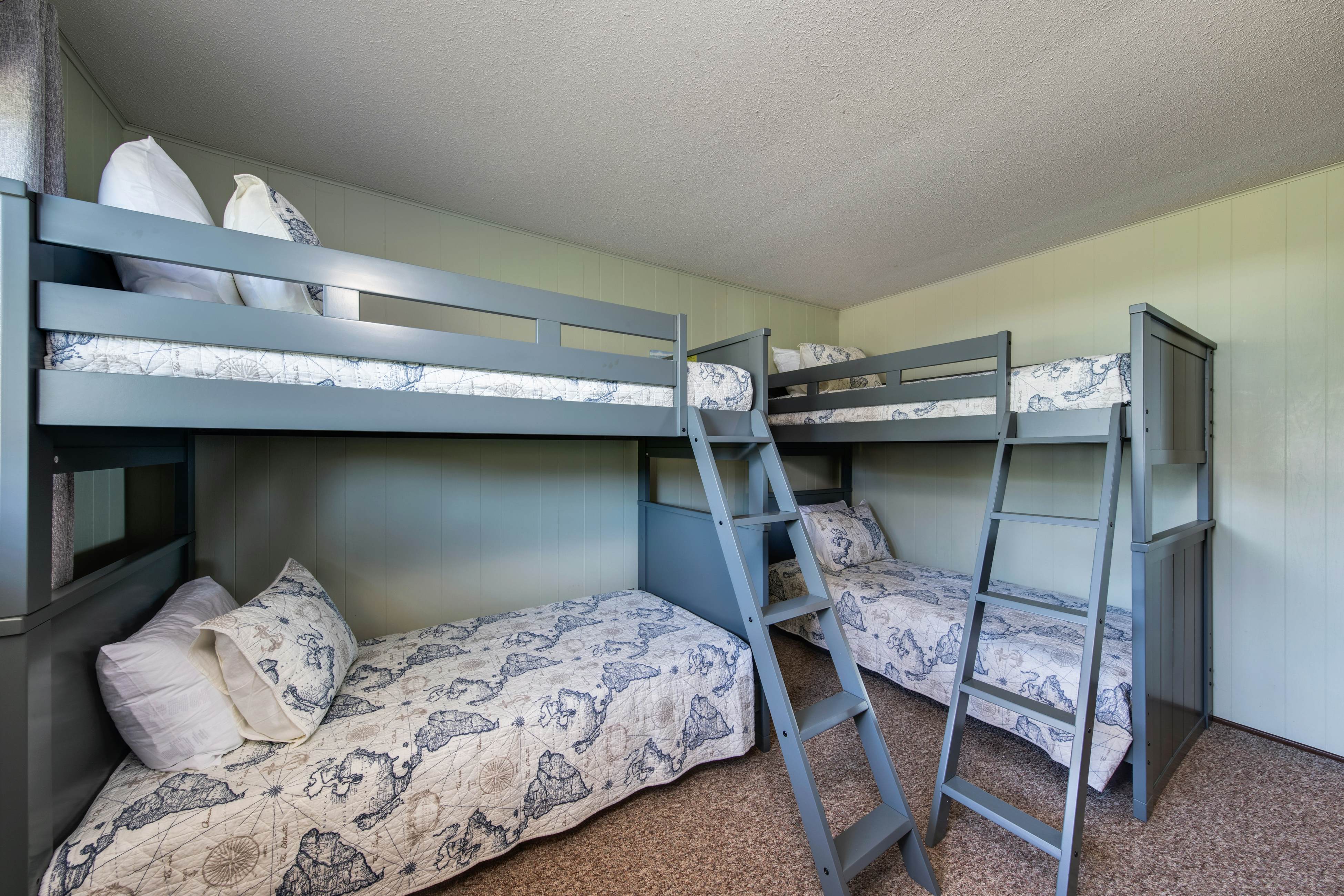 Oceanfront, dog-friendly house with deck, private hot tub & stunning views