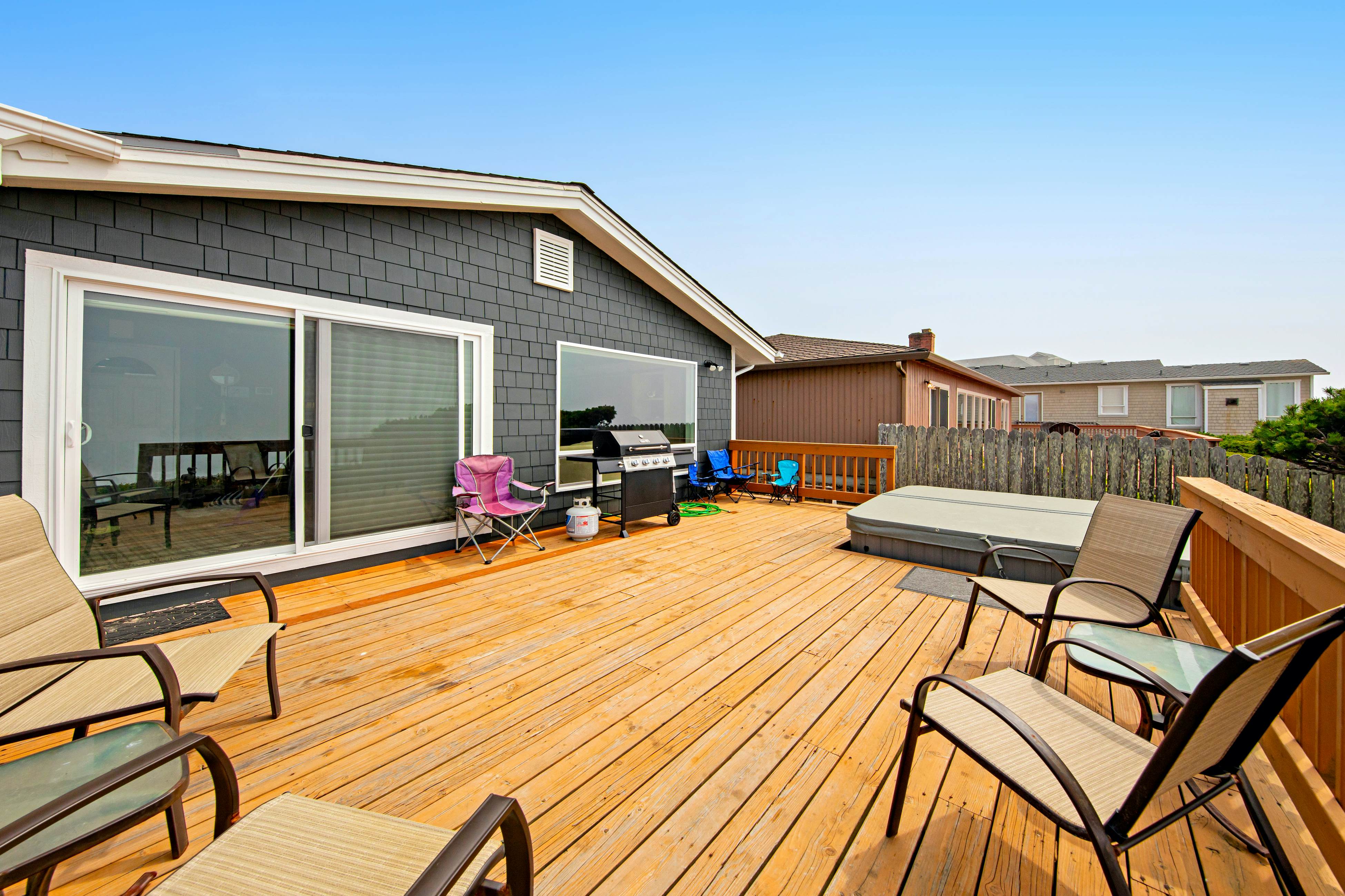 Oceanfront, dog-friendly house with deck, private hot tub & stunning views
