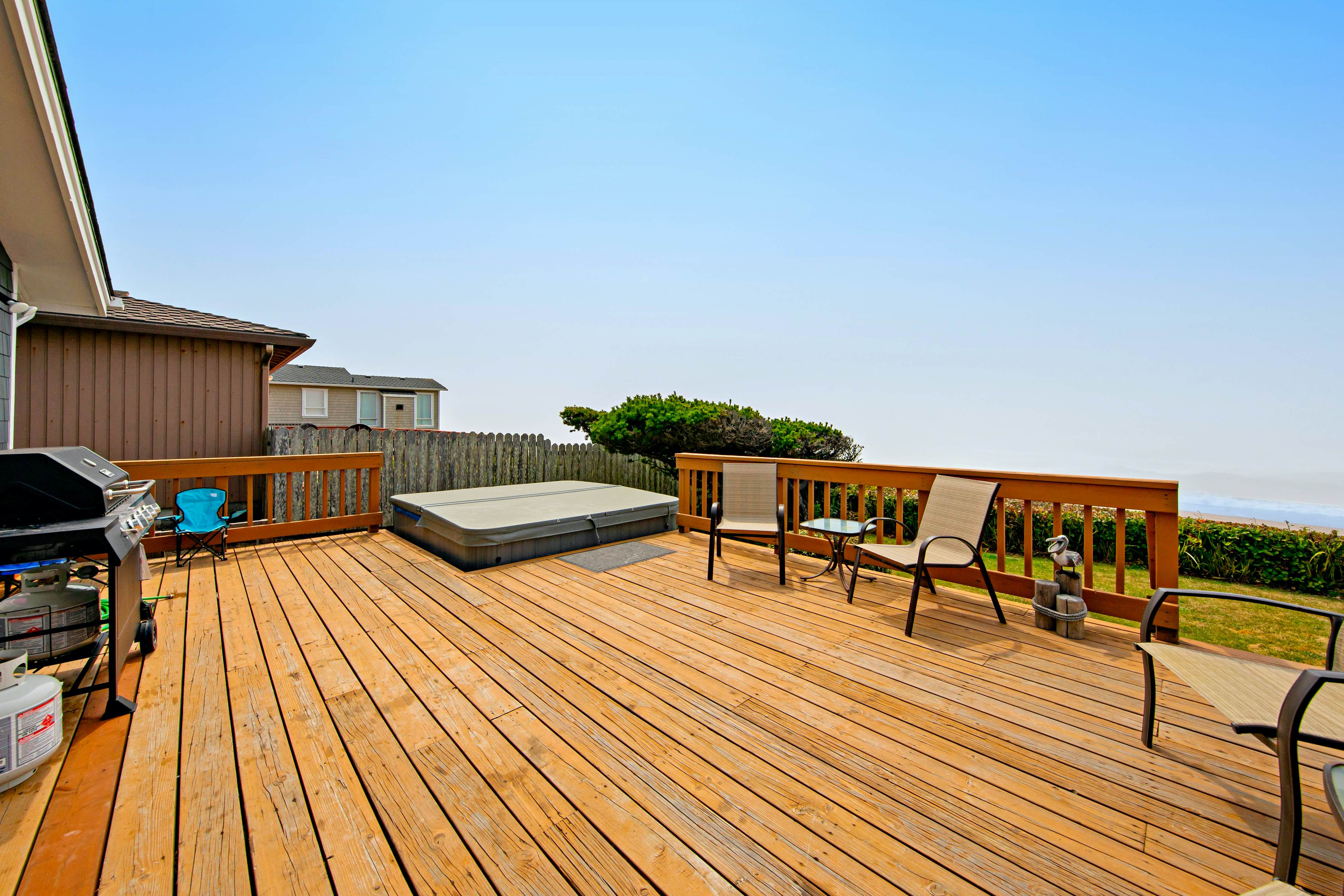 Oceanfront, dog-friendly house with deck, private hot tub & stunning views