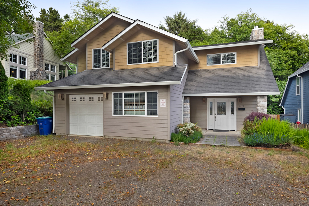 Dog friendly home with enclosed yard game room private hot tub near the beach