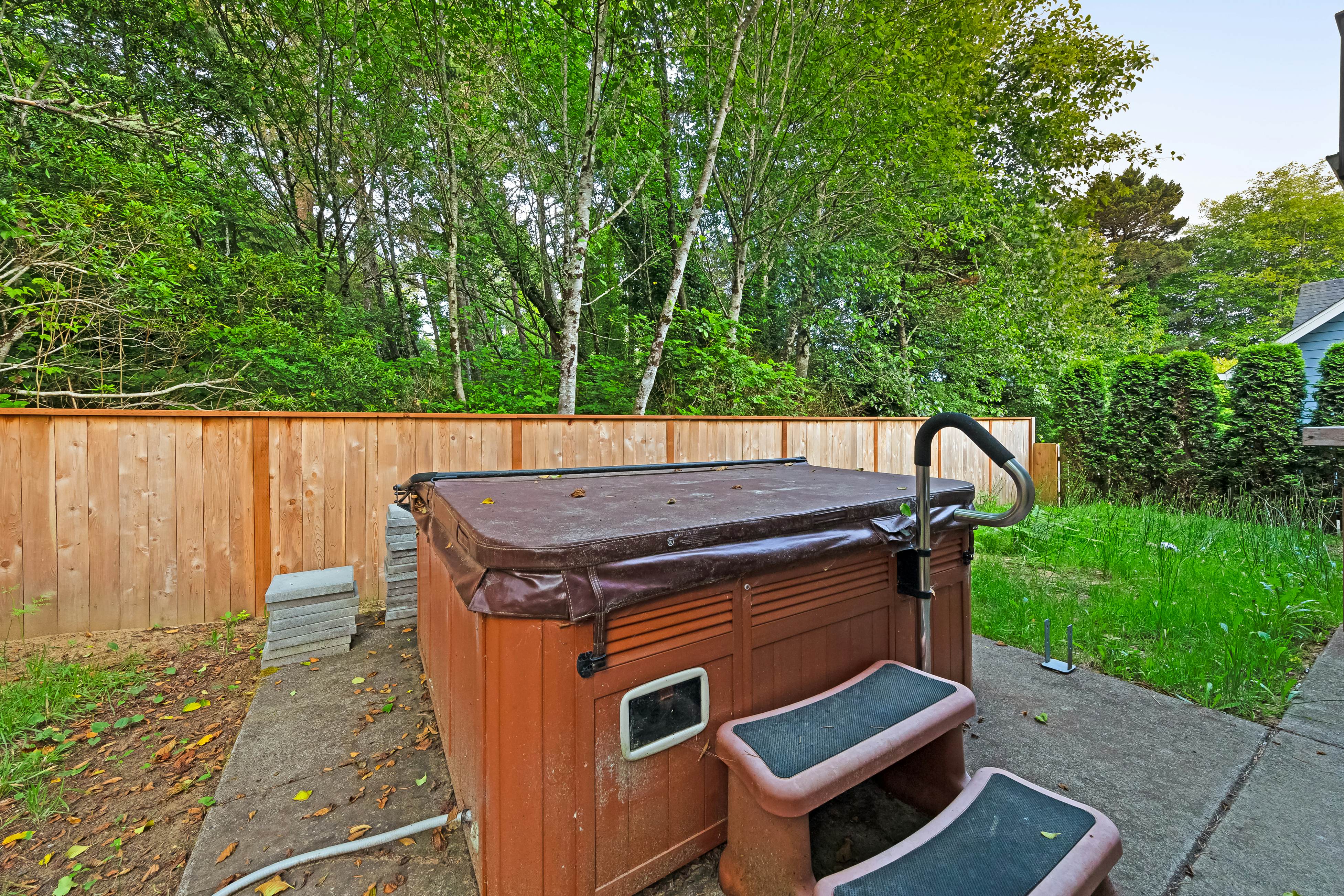 Dog-friendly home w/ enclosed yard, game room, private hot tub - near the beach