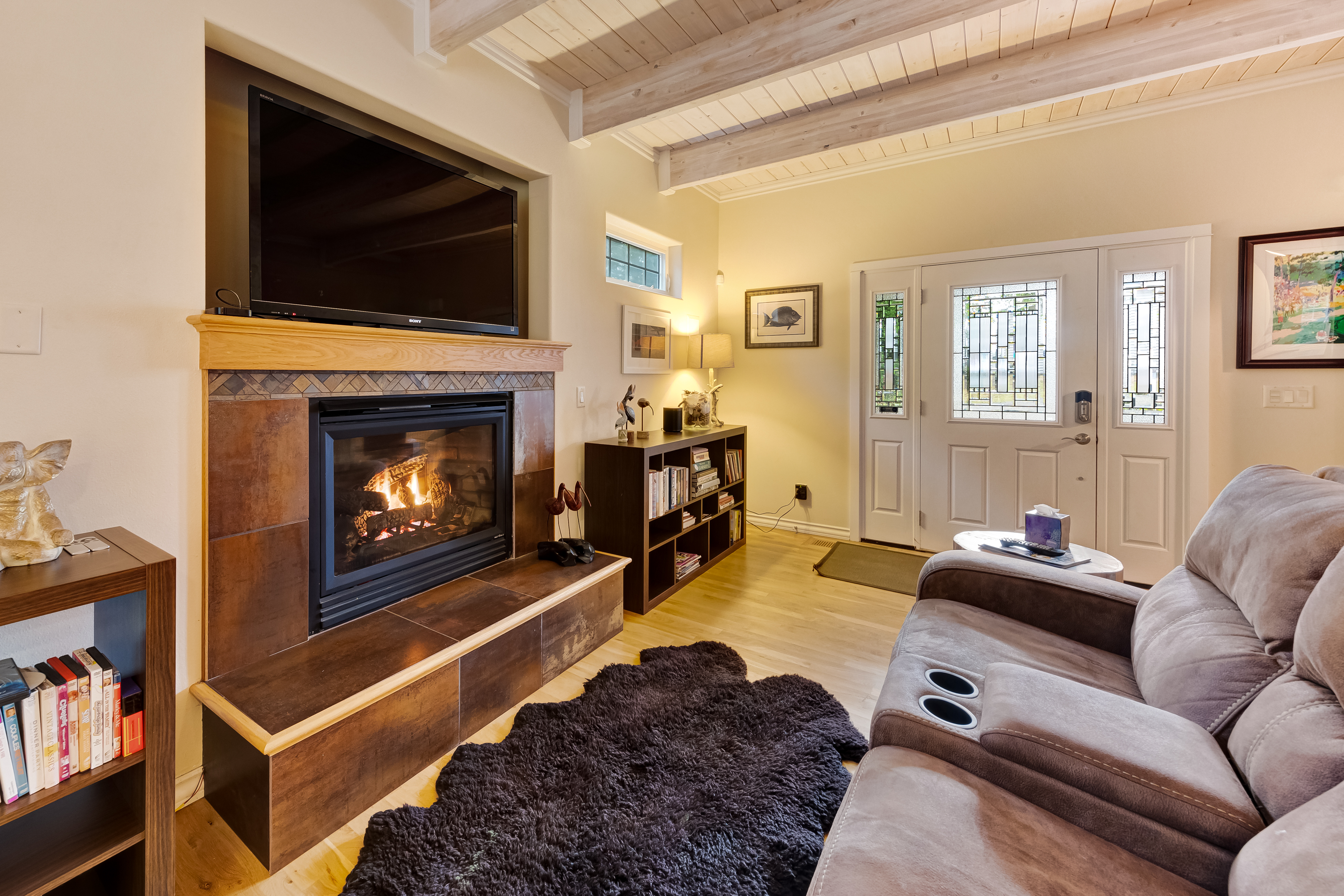 Dog friendly home with enclosed yard game room private hot tub near the beach