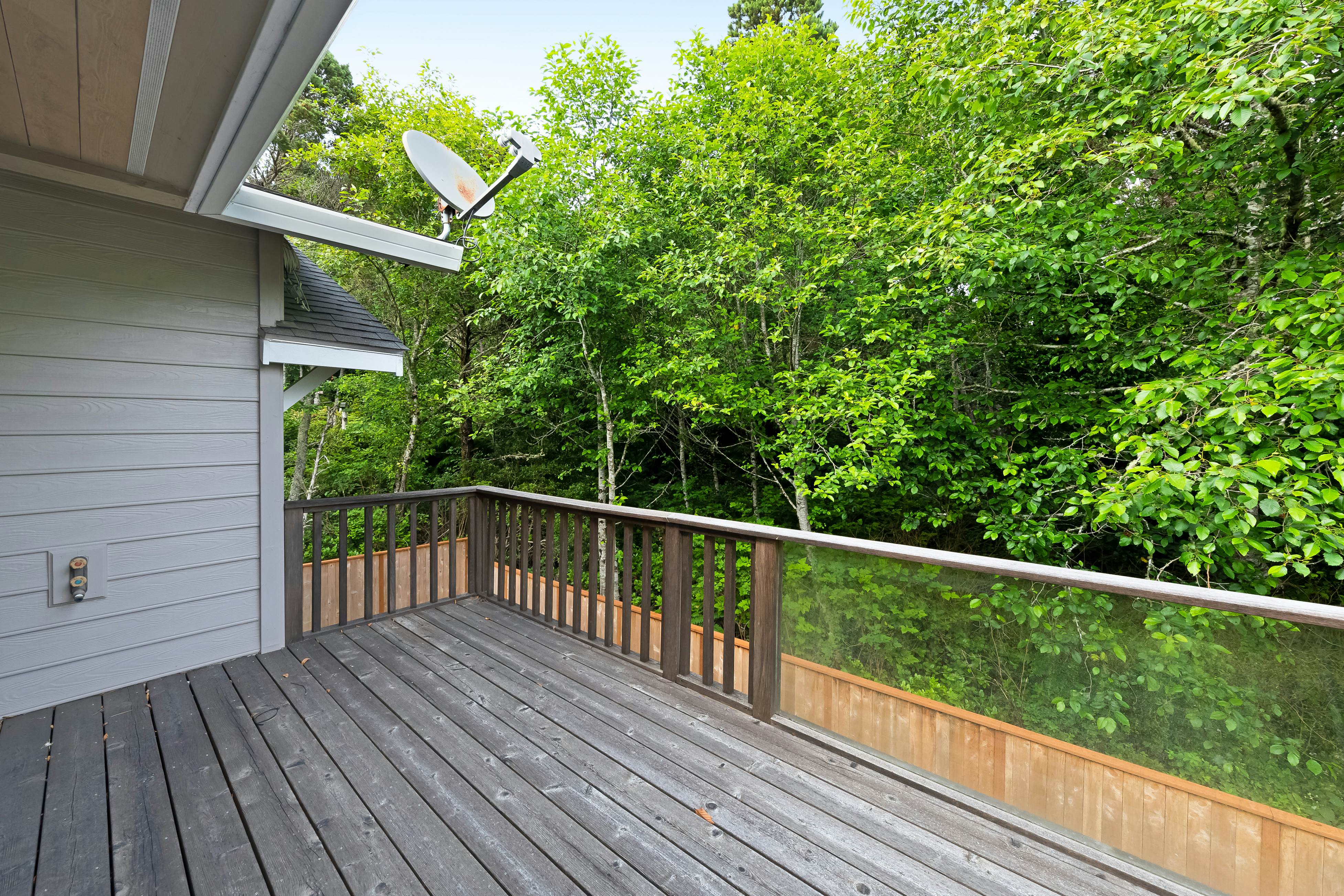 Dog-friendly home w/ enclosed yard, game room, private hot tub - near the beach