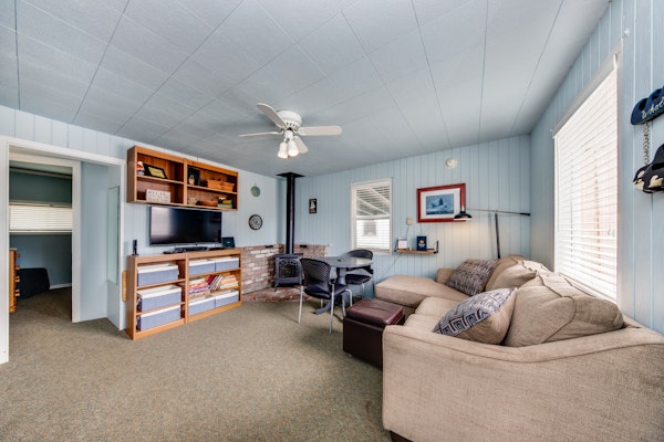 Cottage near the beach perfect for a couple with deck grill and fireplace