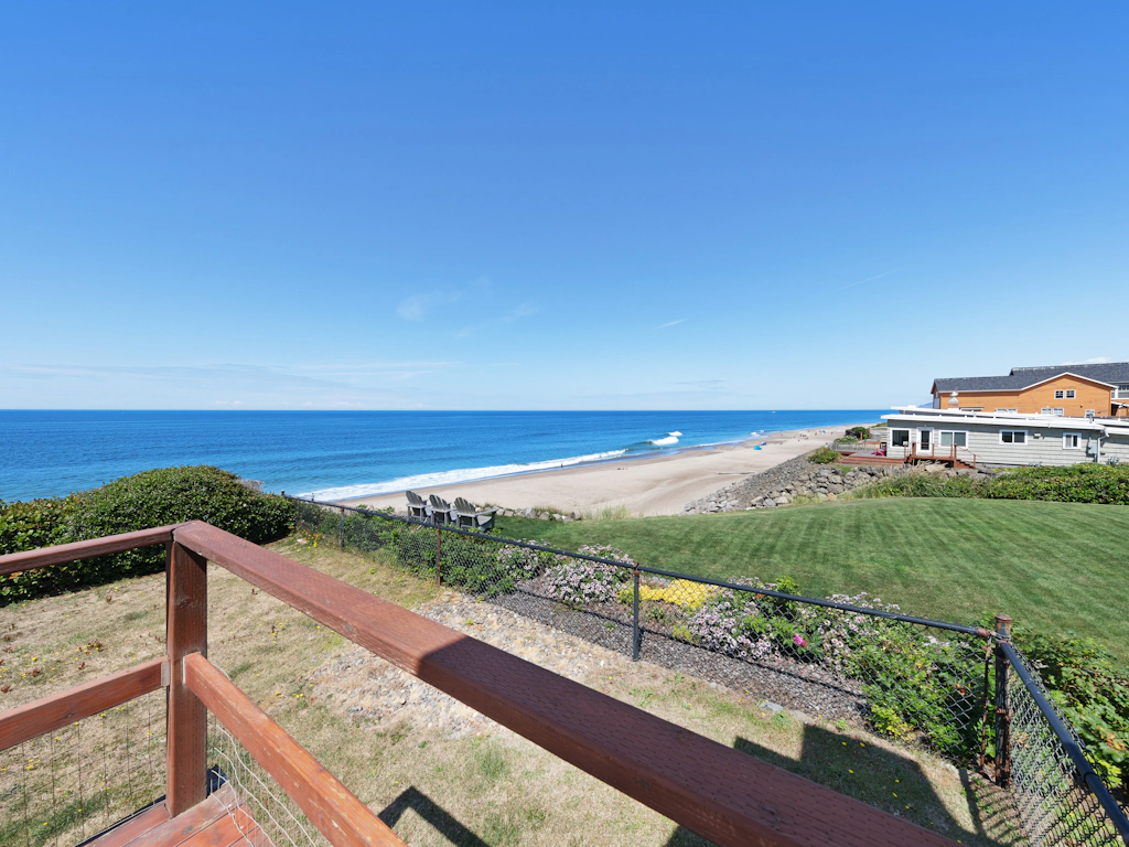 Charming Oceanfront Home with Nearby Beach Access and Amazing Ocean Views