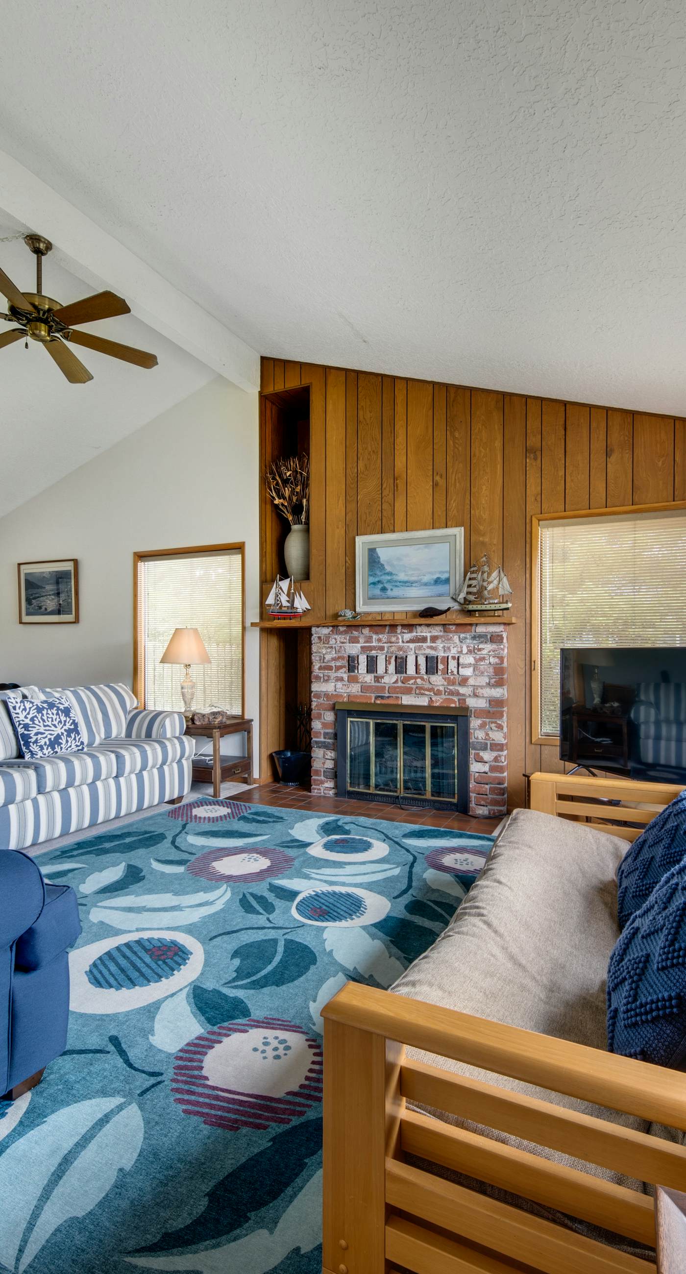 Cozy hilltop home with ocean views and game tables 3 blocks from the beach