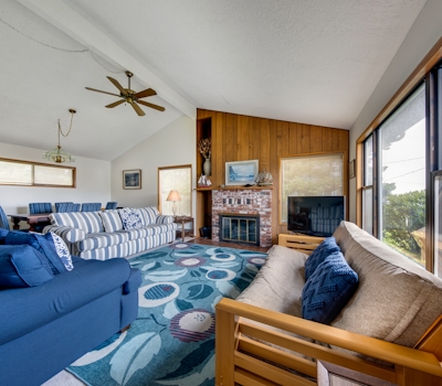 Cozy hilltop home with ocean views and game tables 3 blocks from the beach