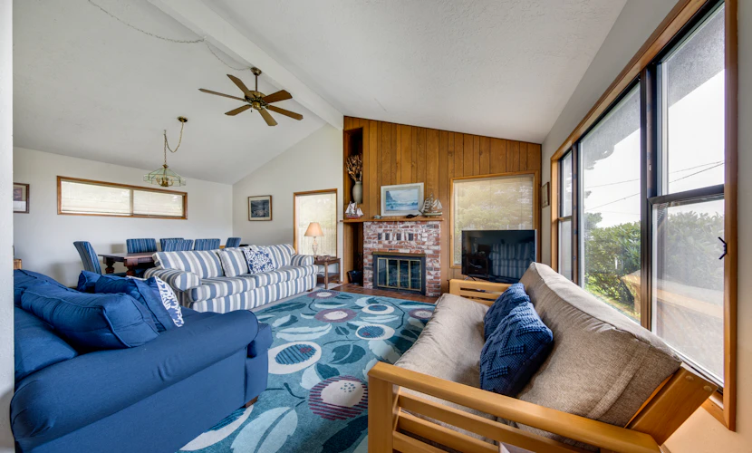 Cozy hilltop home with ocean views and game tables 3 blocks from the beach