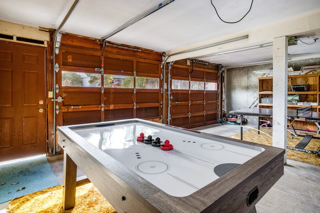 Cozy hilltop home with ocean views and game tables 3 blocks from the beach