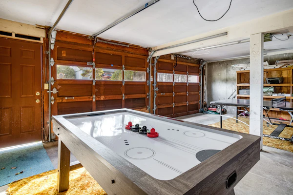 Cozy hilltop home with ocean views and game tables 3 blocks from the beach