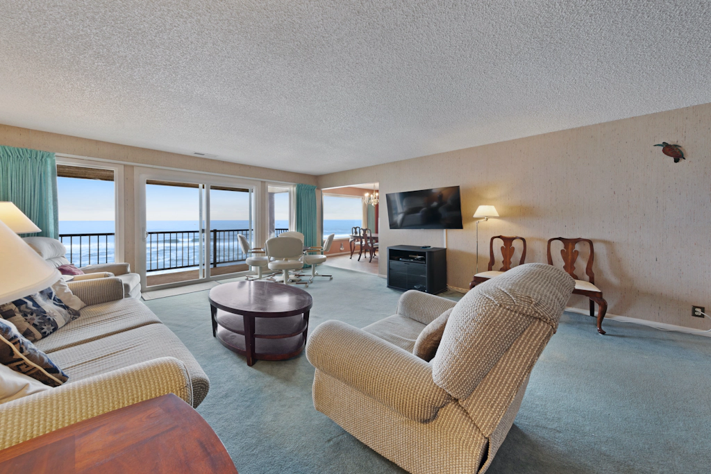 Lovely oceanfront condo with sweeping water views and balcony