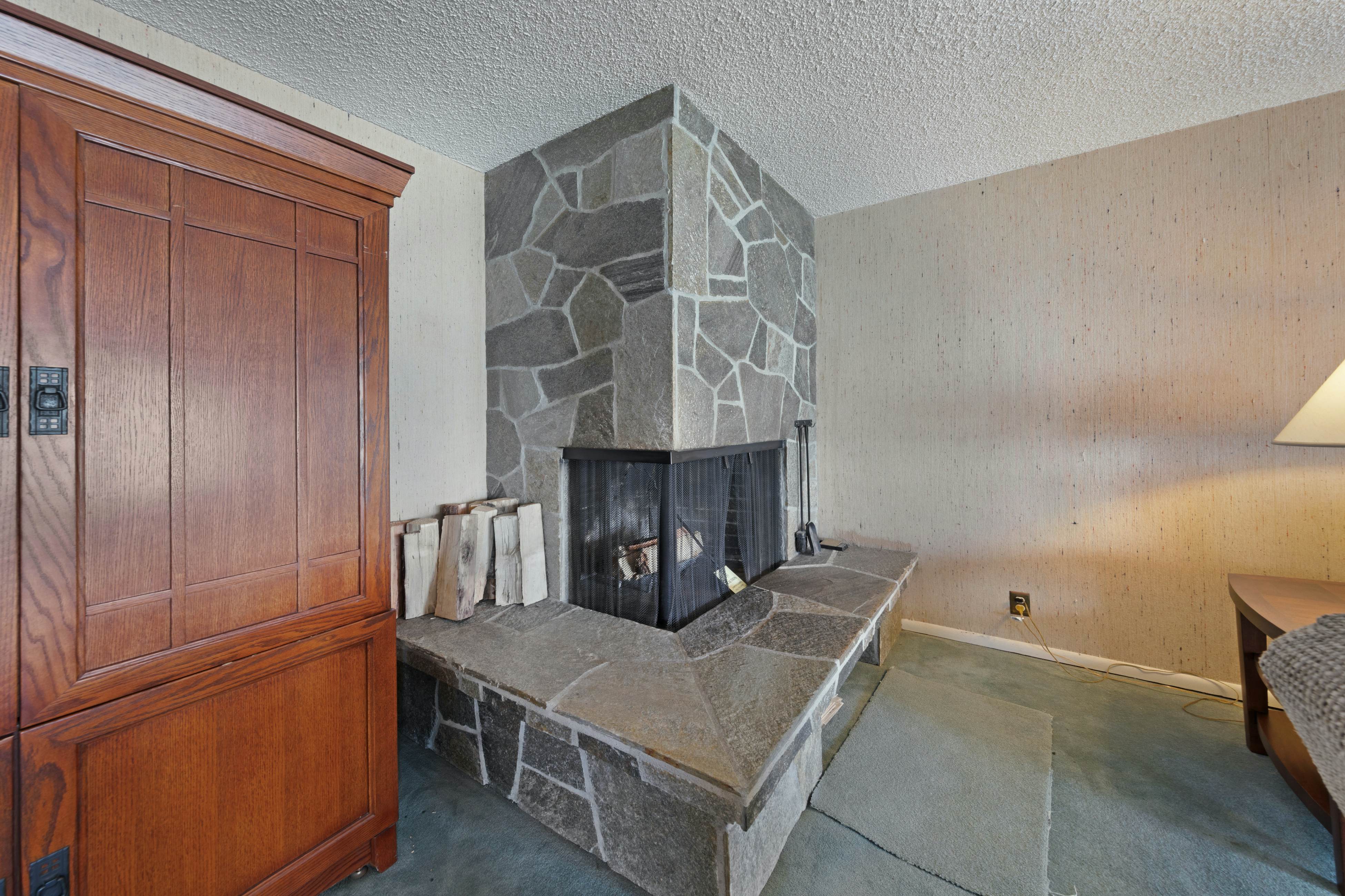 Lovely oceanfront condo with sweeping water views, & balcony