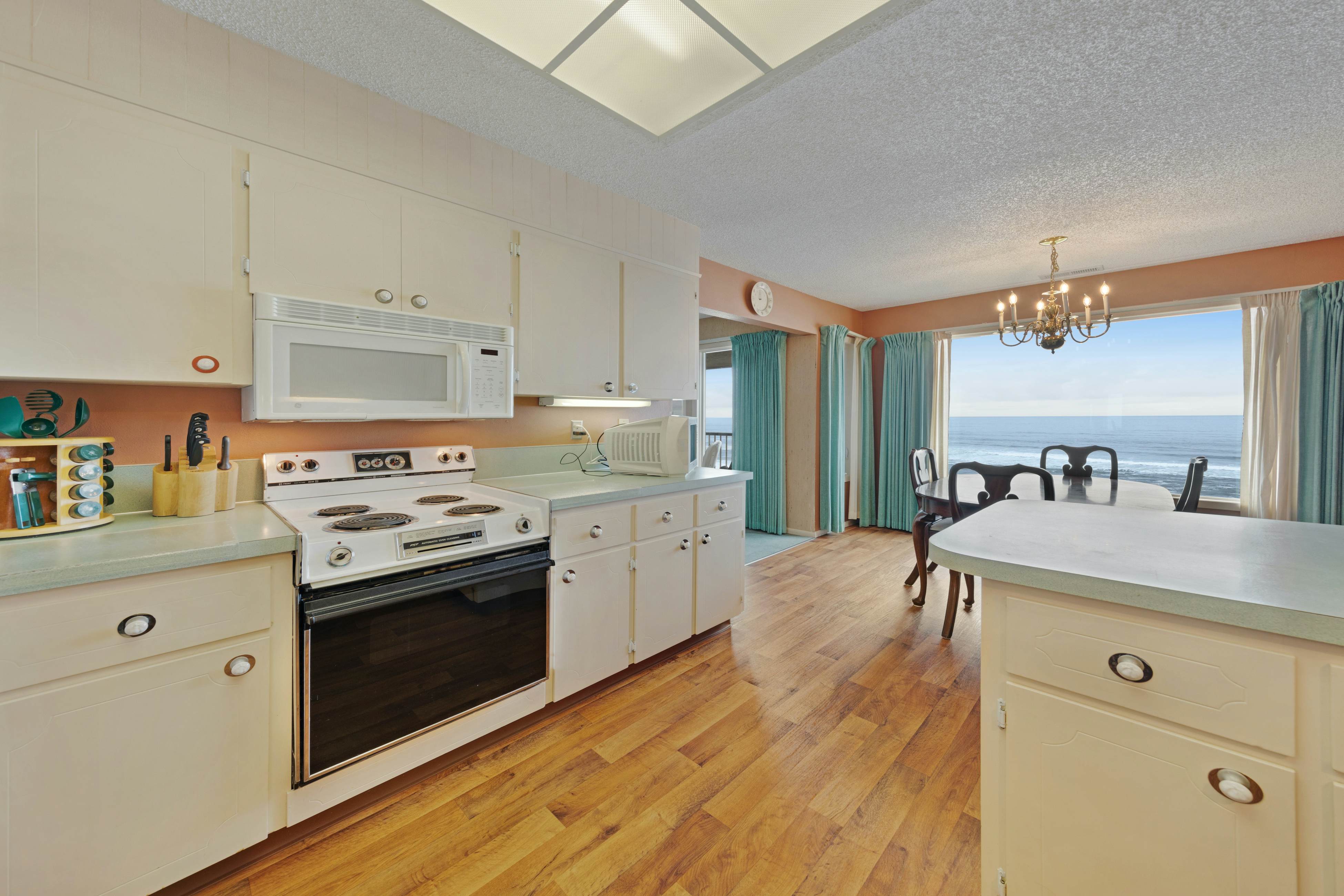 Lovely oceanfront condo with sweeping water views, & balcony