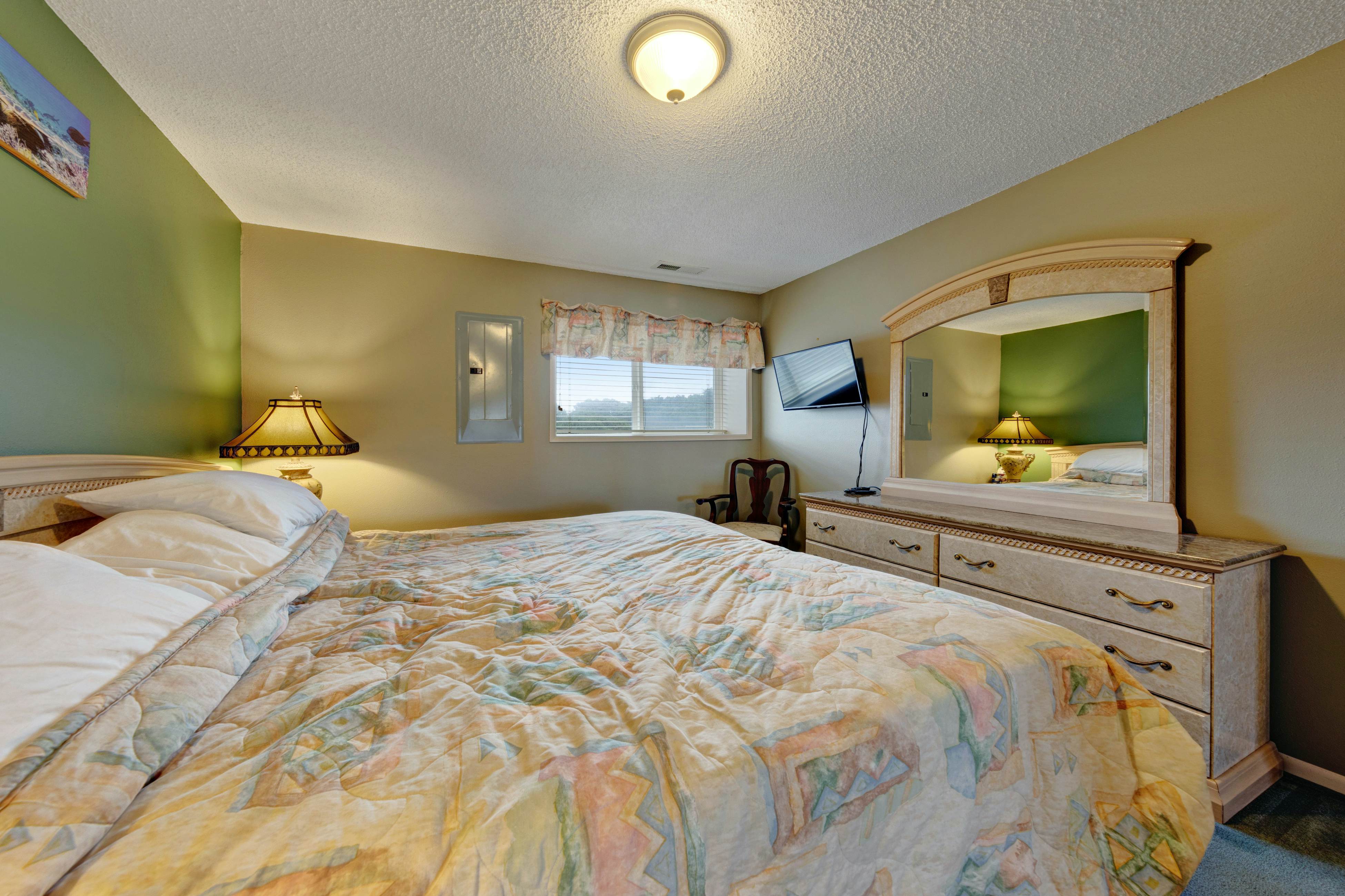 Lovely oceanfront condo with sweeping water views, & balcony