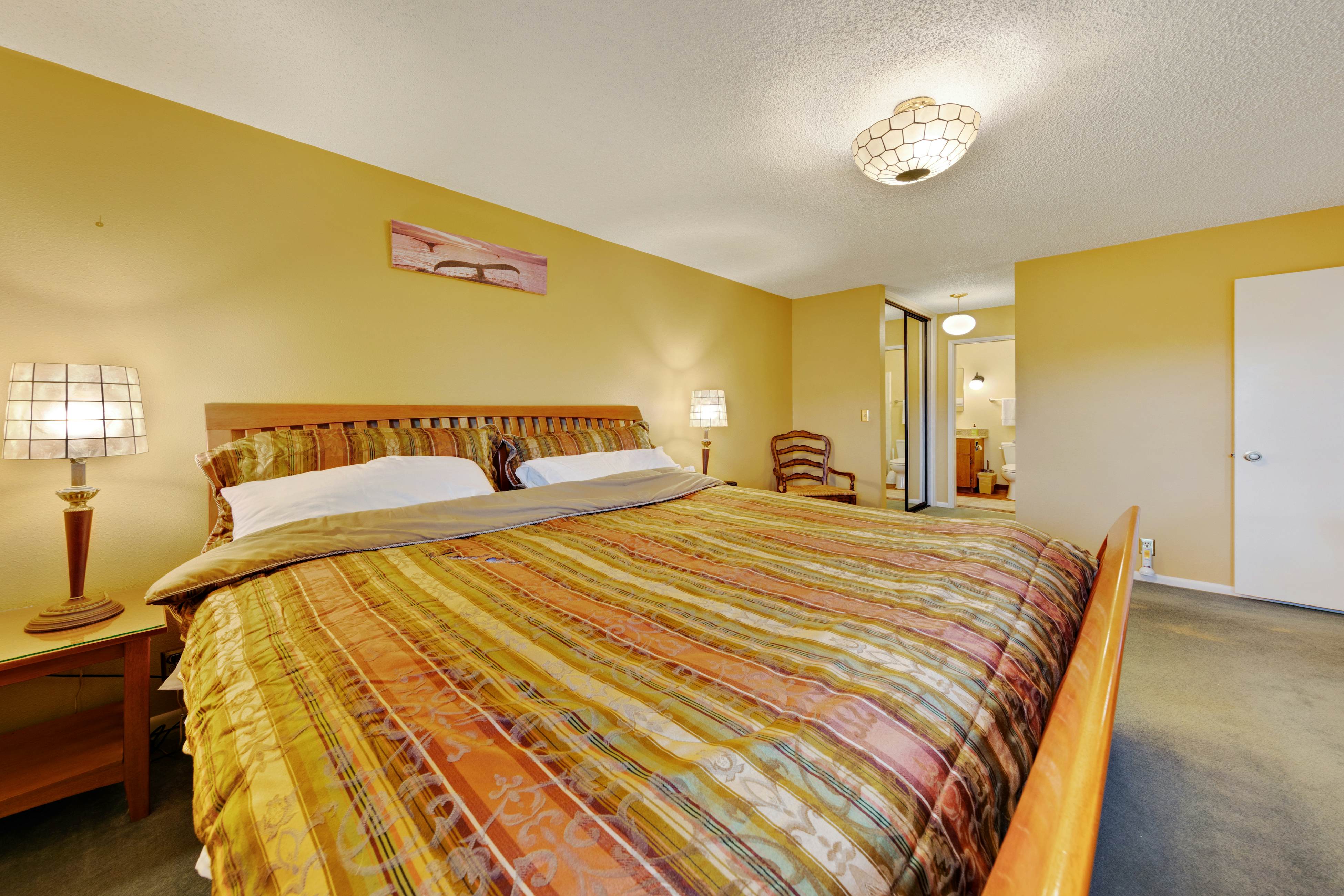 Lovely oceanfront condo with sweeping water views, & balcony