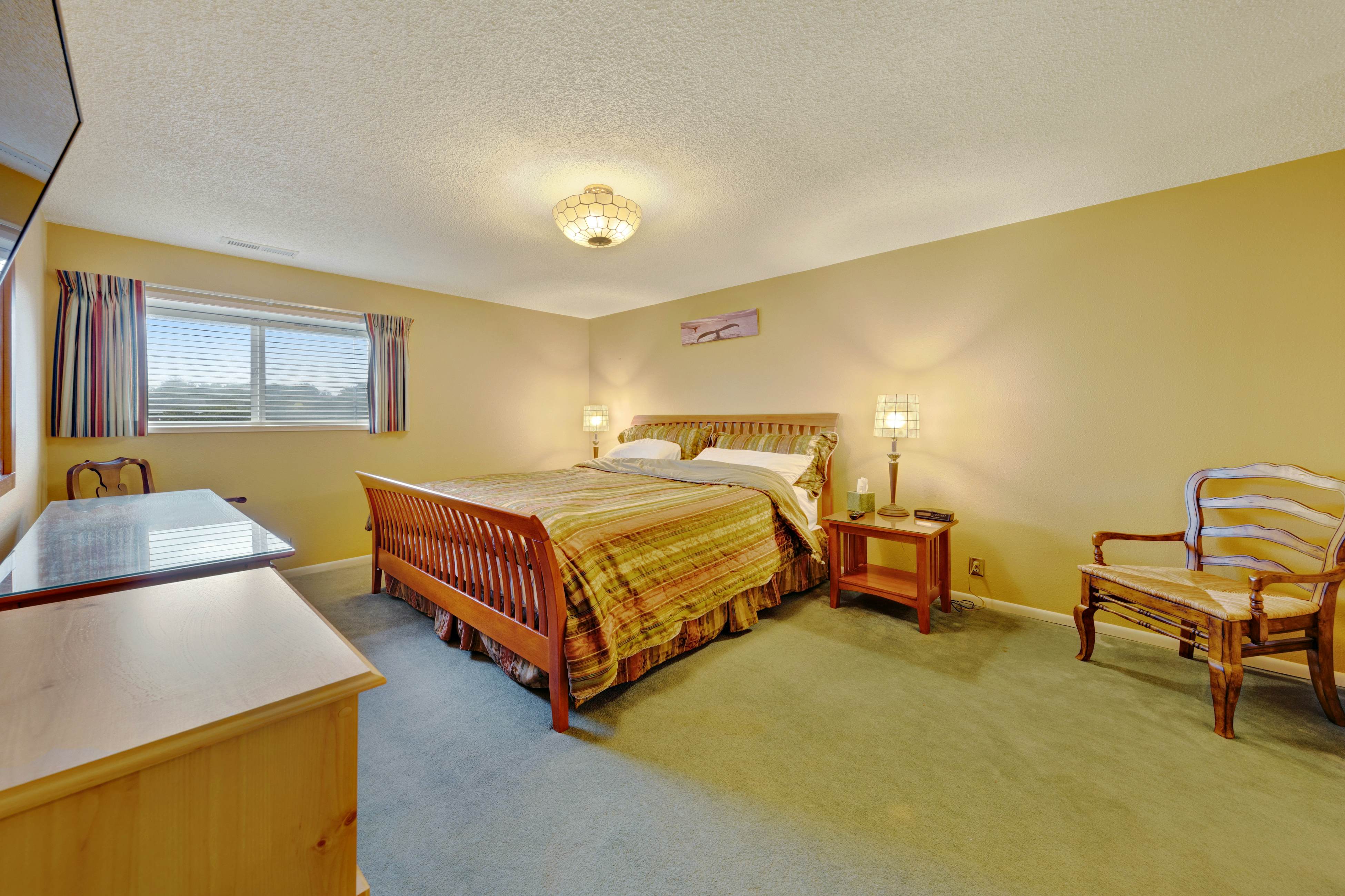 Lovely oceanfront condo with sweeping water views, & balcony