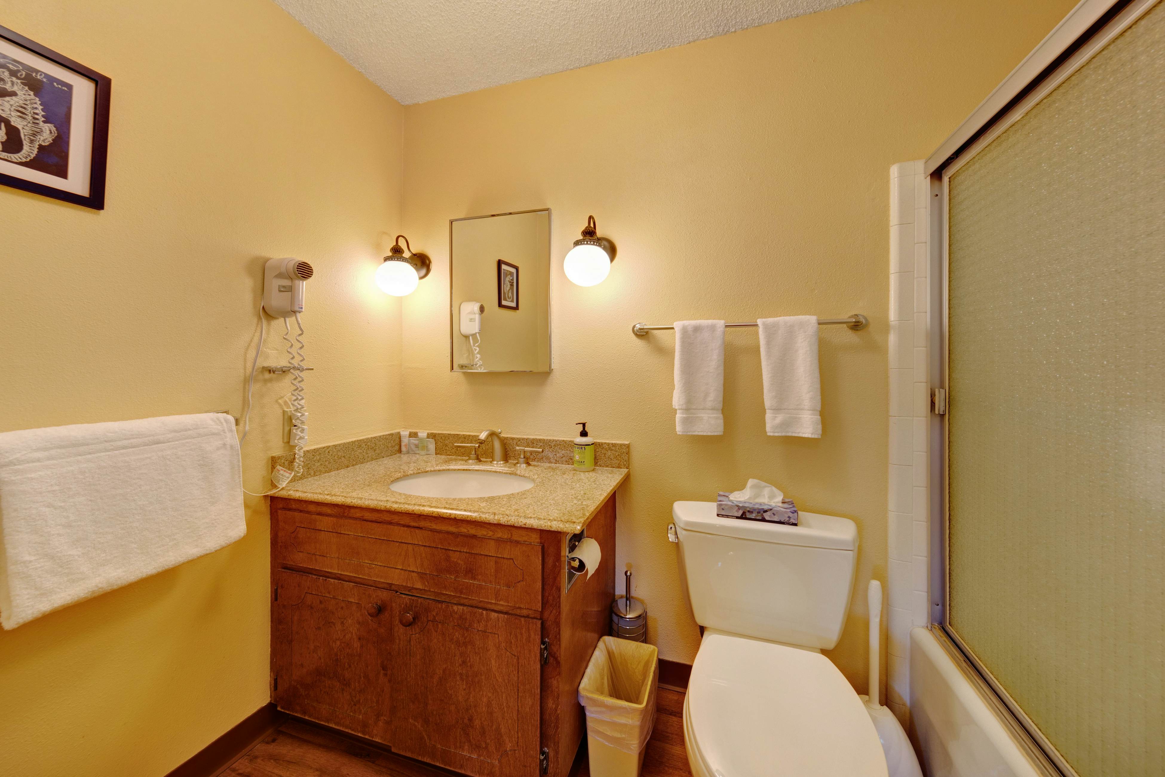 Lovely oceanfront condo with sweeping water views, & balcony