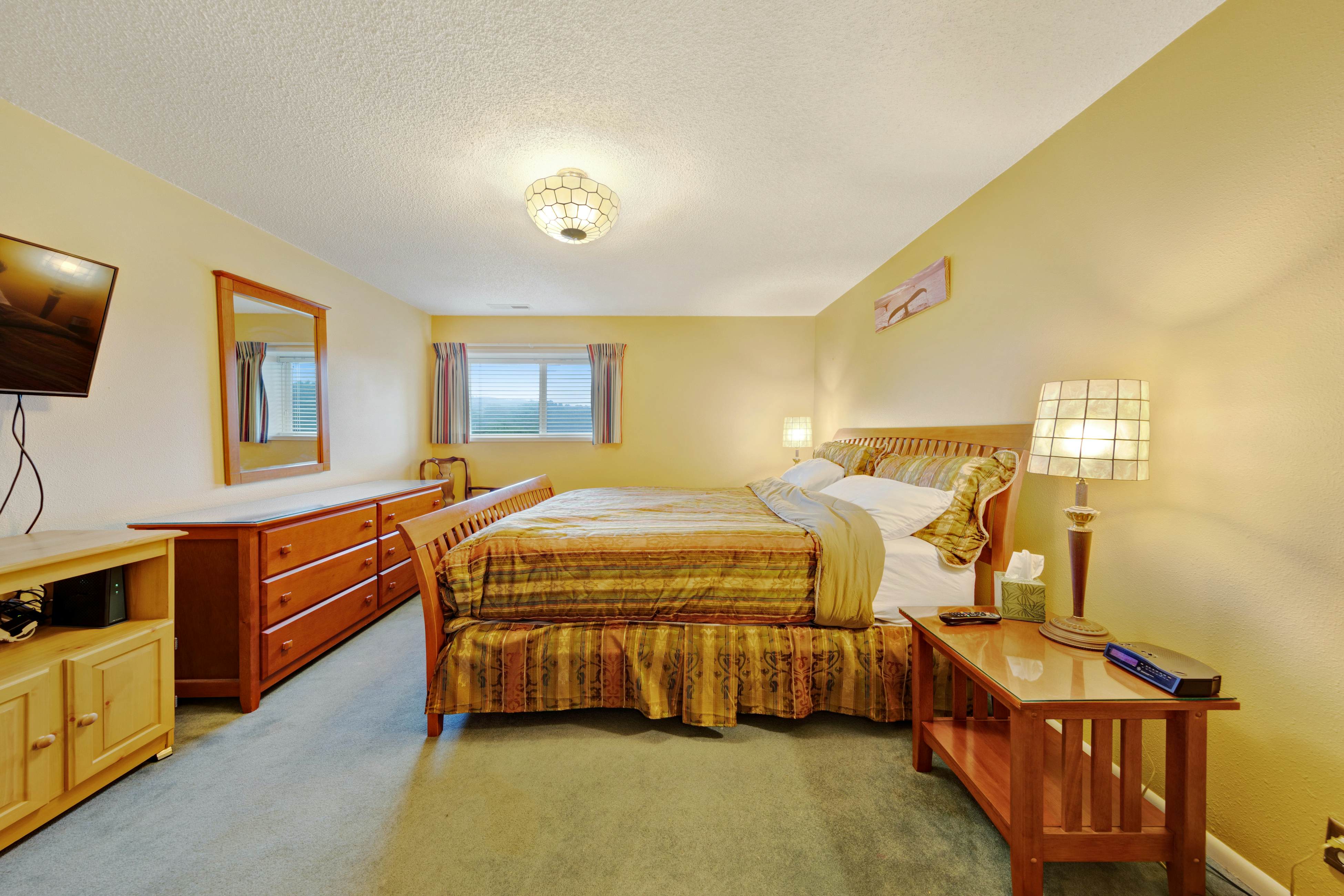 Lovely oceanfront condo with sweeping water views, & balcony