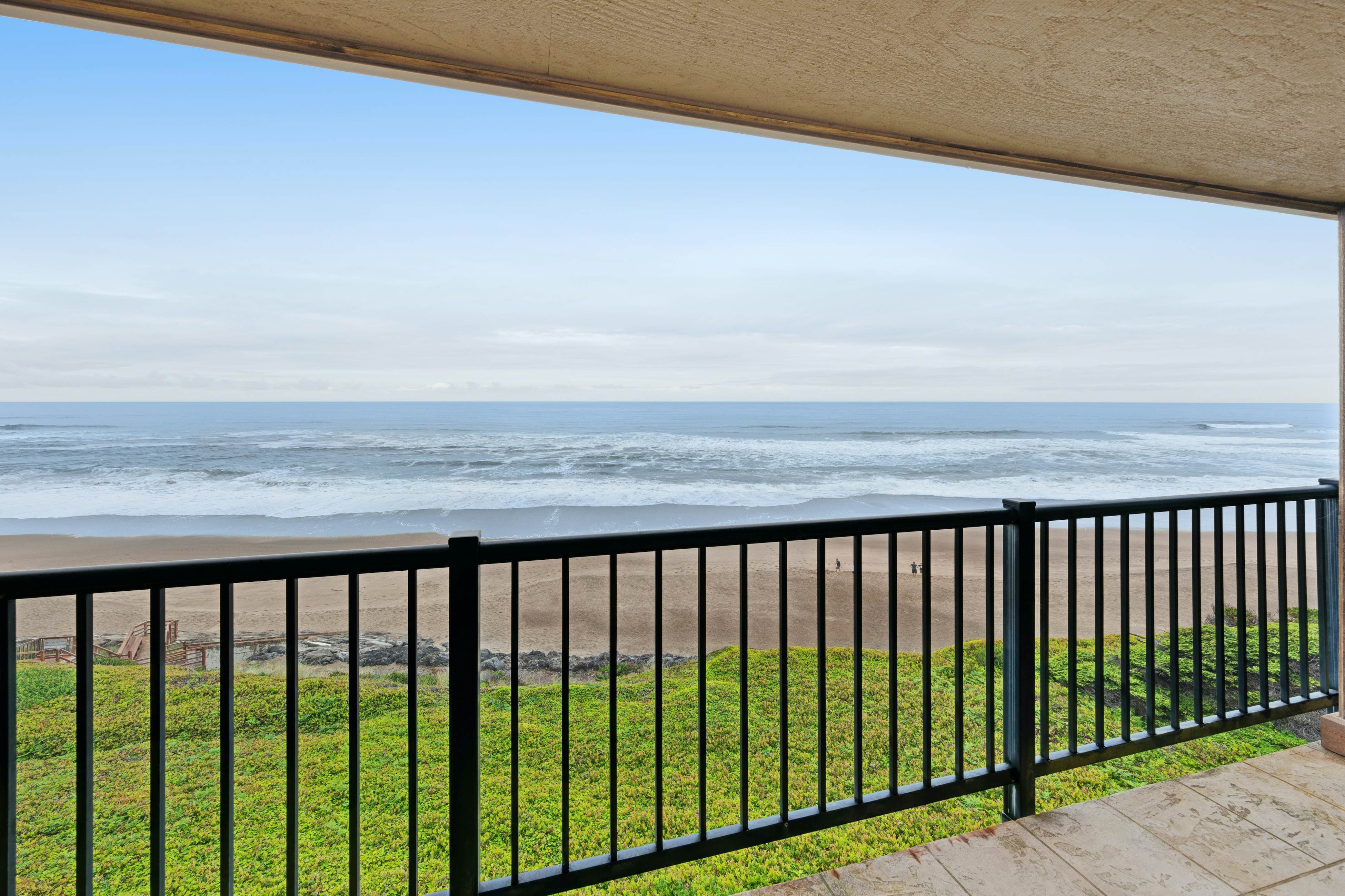 Lovely oceanfront condo with sweeping water views, & balcony