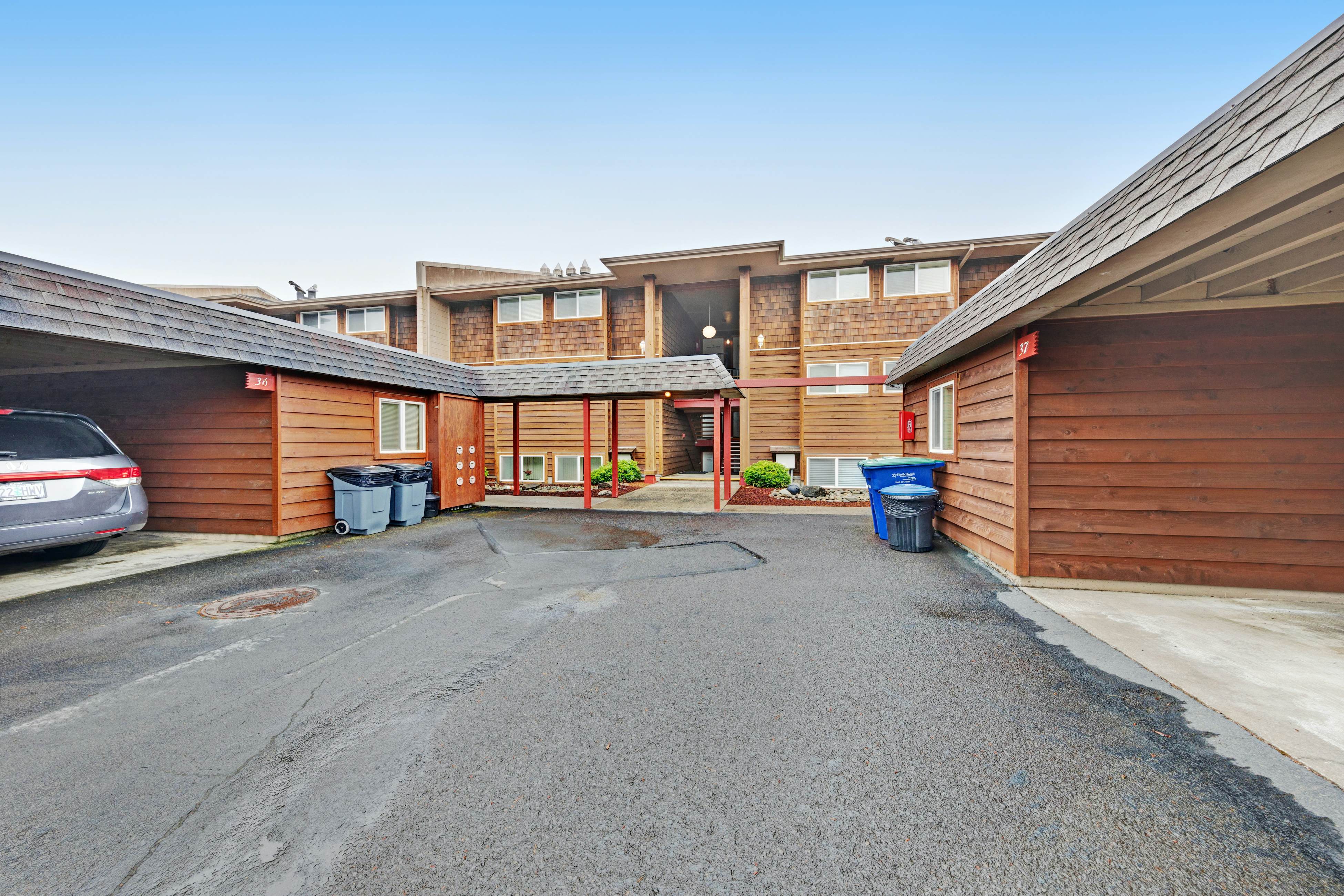 Lovely oceanfront condo with sweeping water views, & balcony