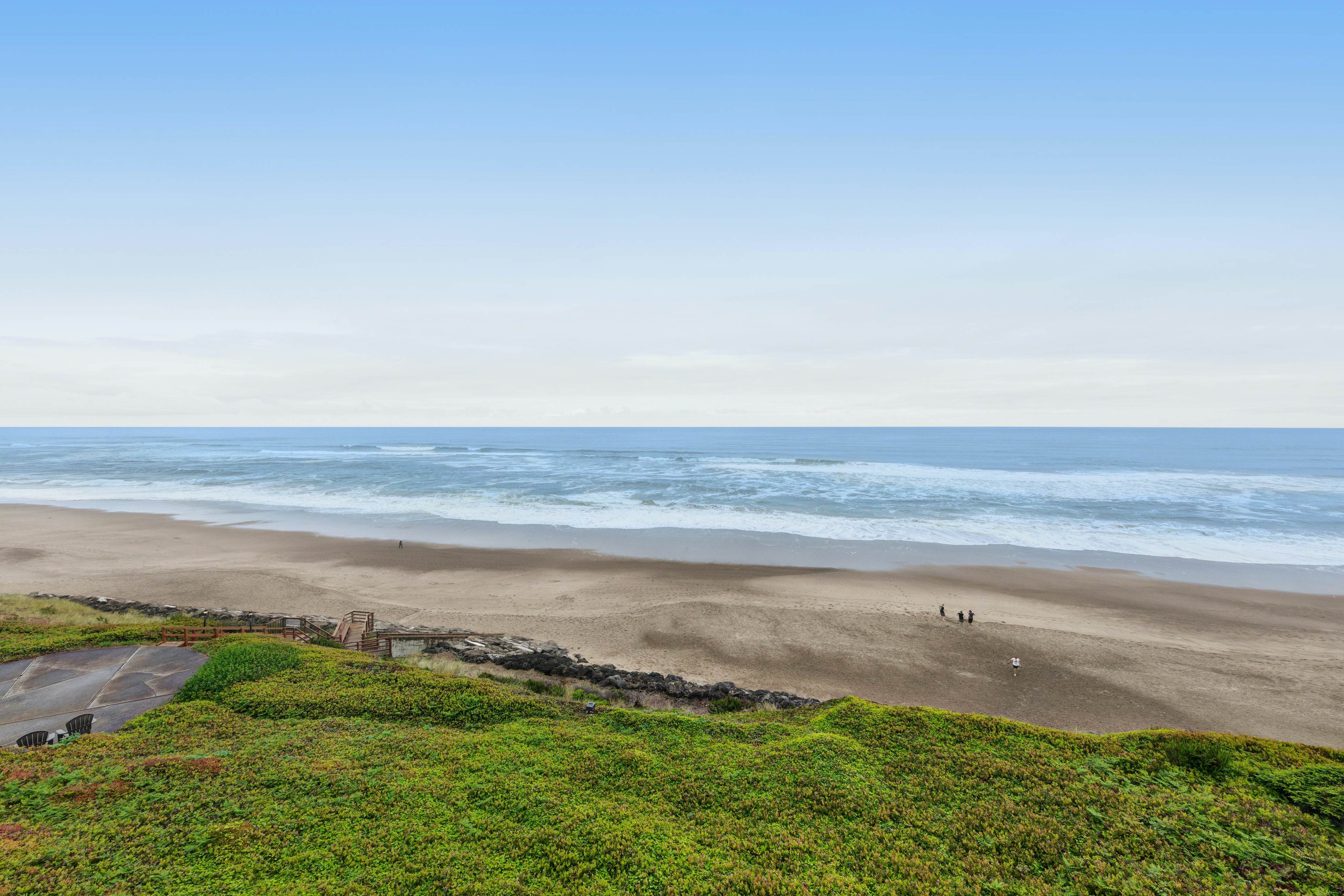 Lovely oceanfront condo with sweeping water views, & balcony