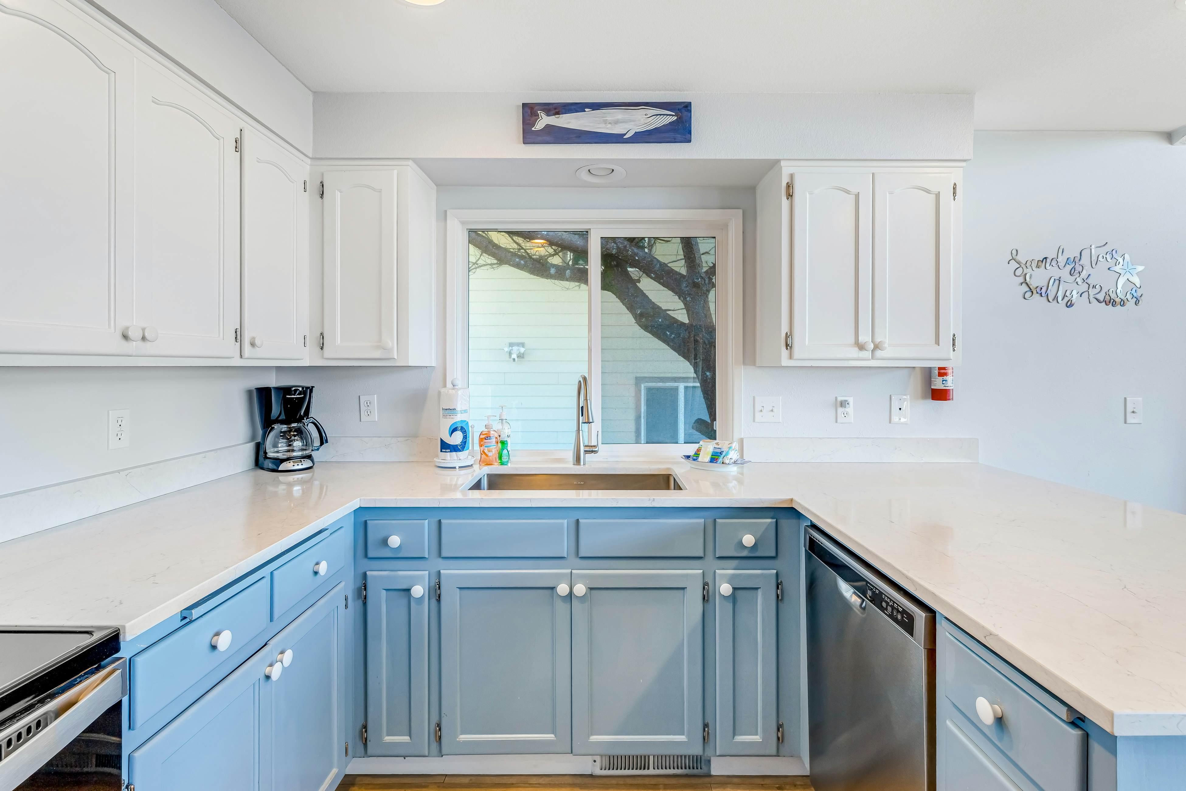 Bright home with stunning ocean views private hot tub and nearby beach access