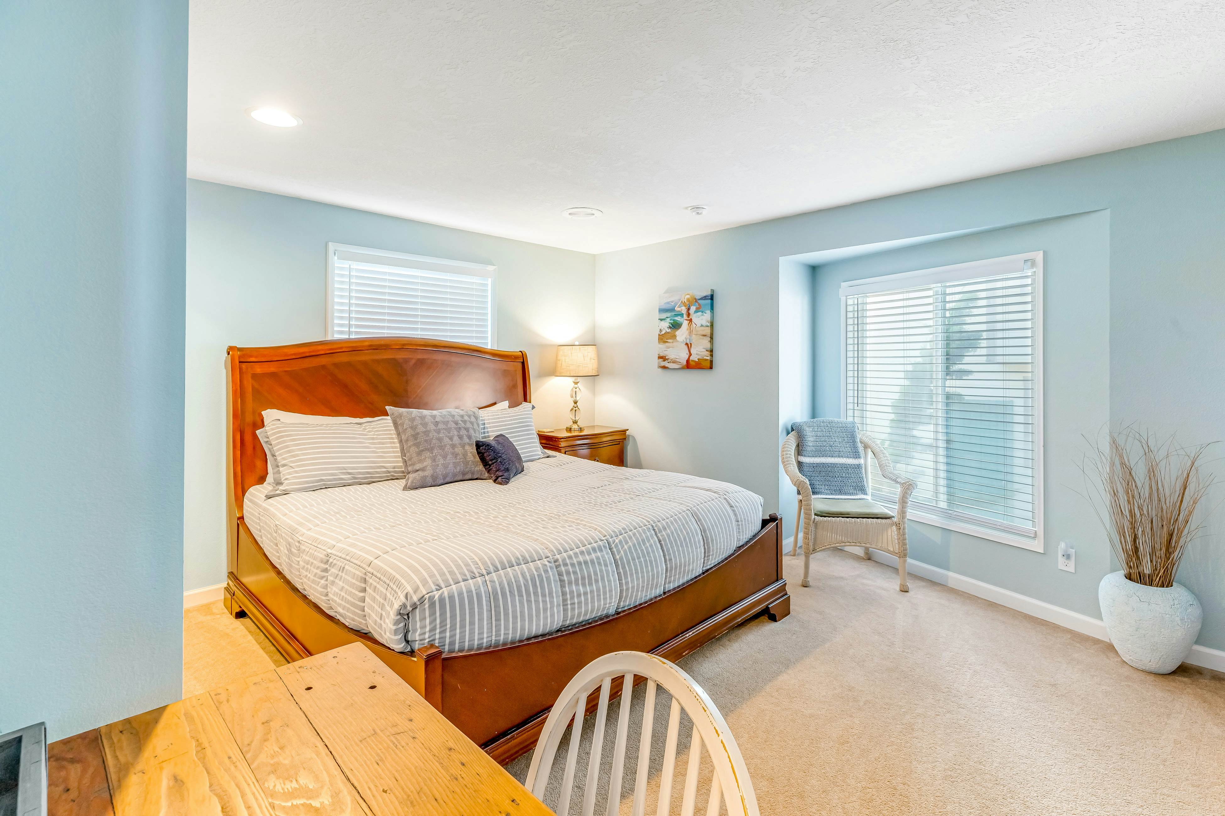 Bright home with stunning ocean views private hot tub and nearby beach access