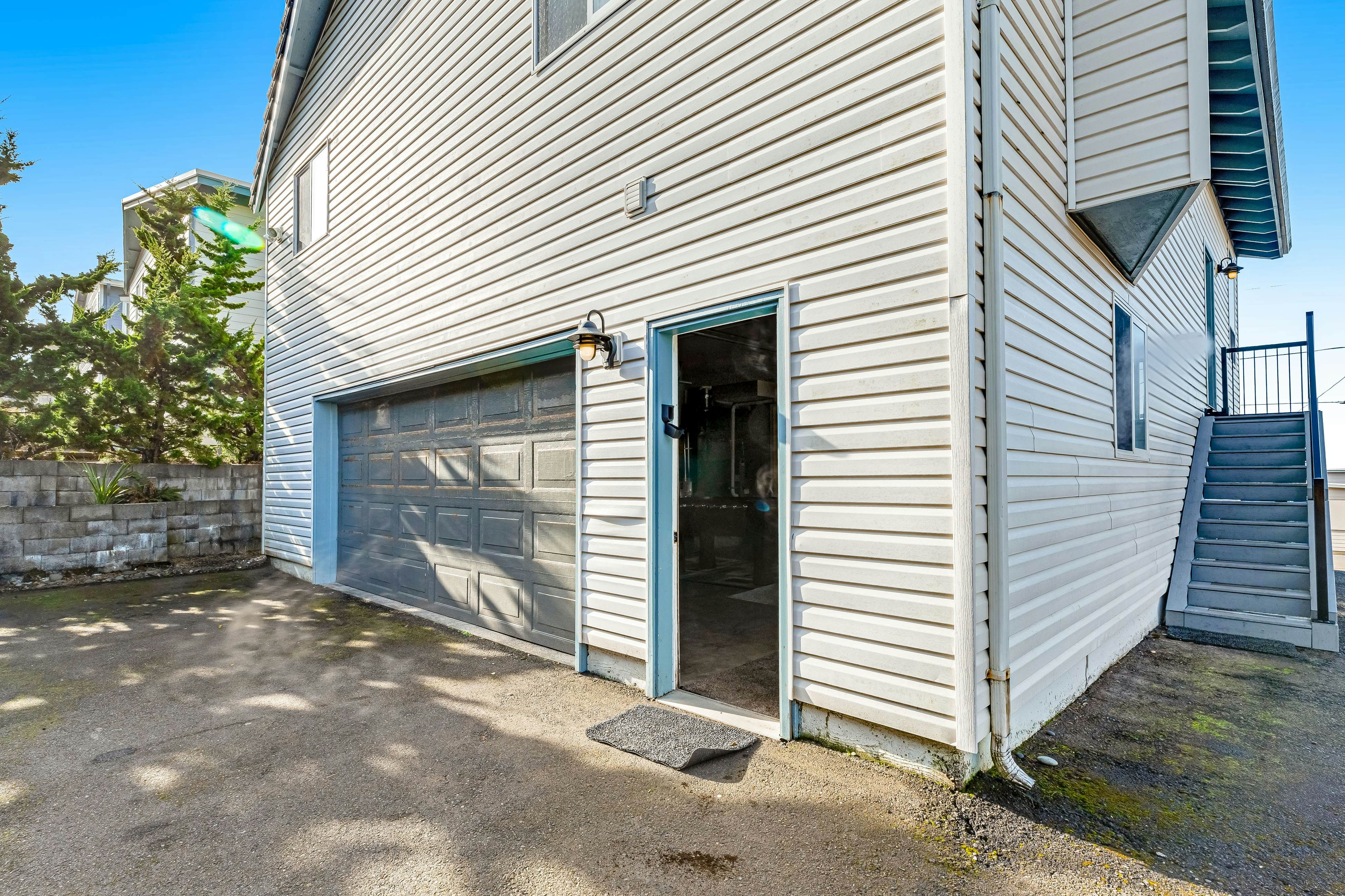 Bright home with stunning ocean views private hot tub and nearby beach access