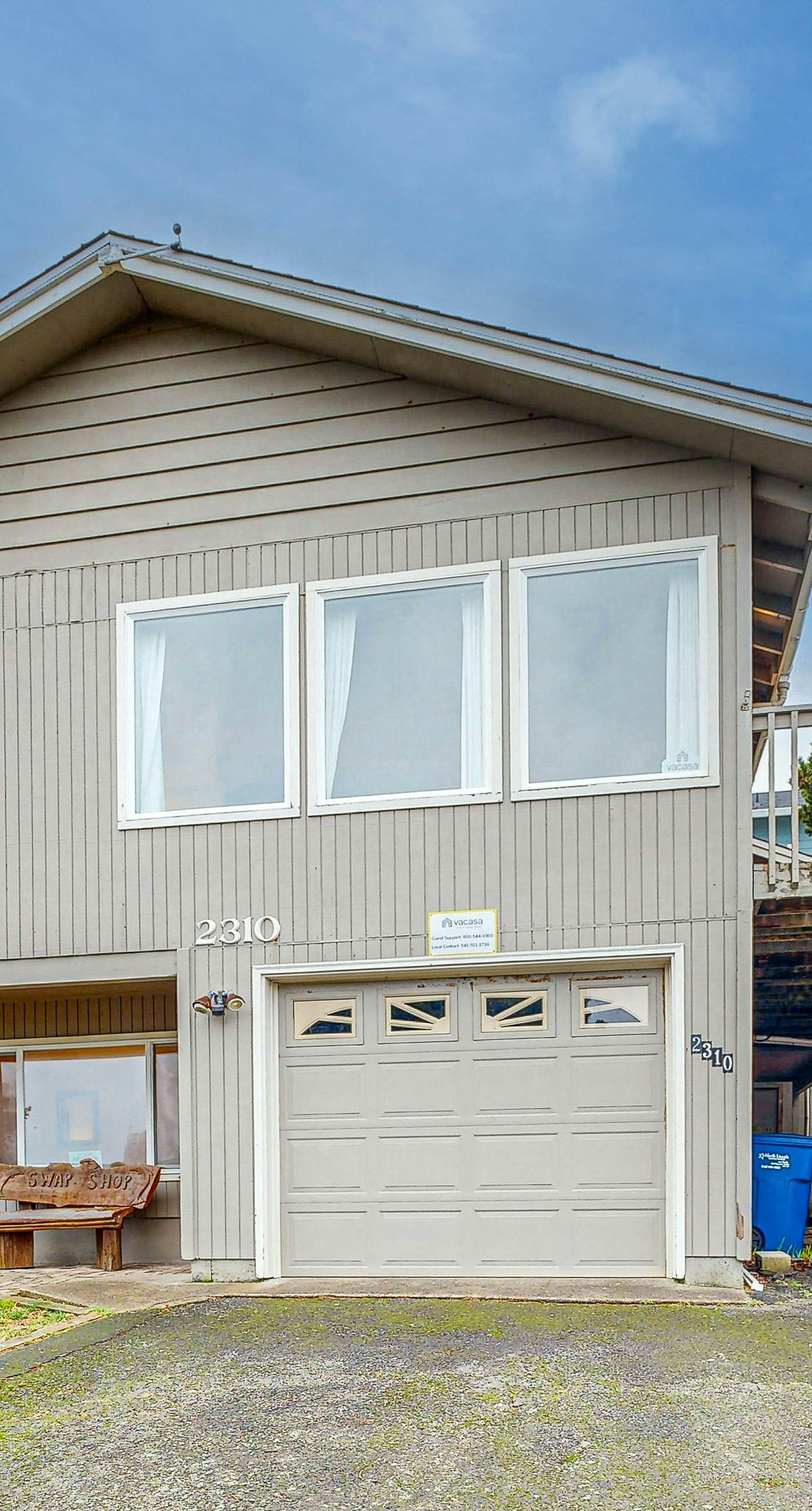 Cozy house close to beach hot tub and ocean views