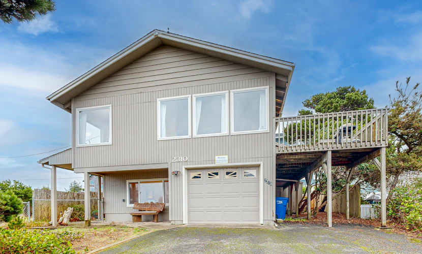 Cozy house close to beach hot tub and ocean views
