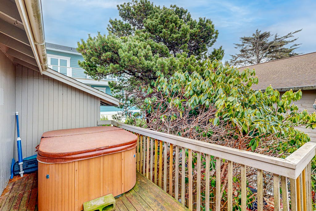 Cozy house close to beach hot tub and ocean views