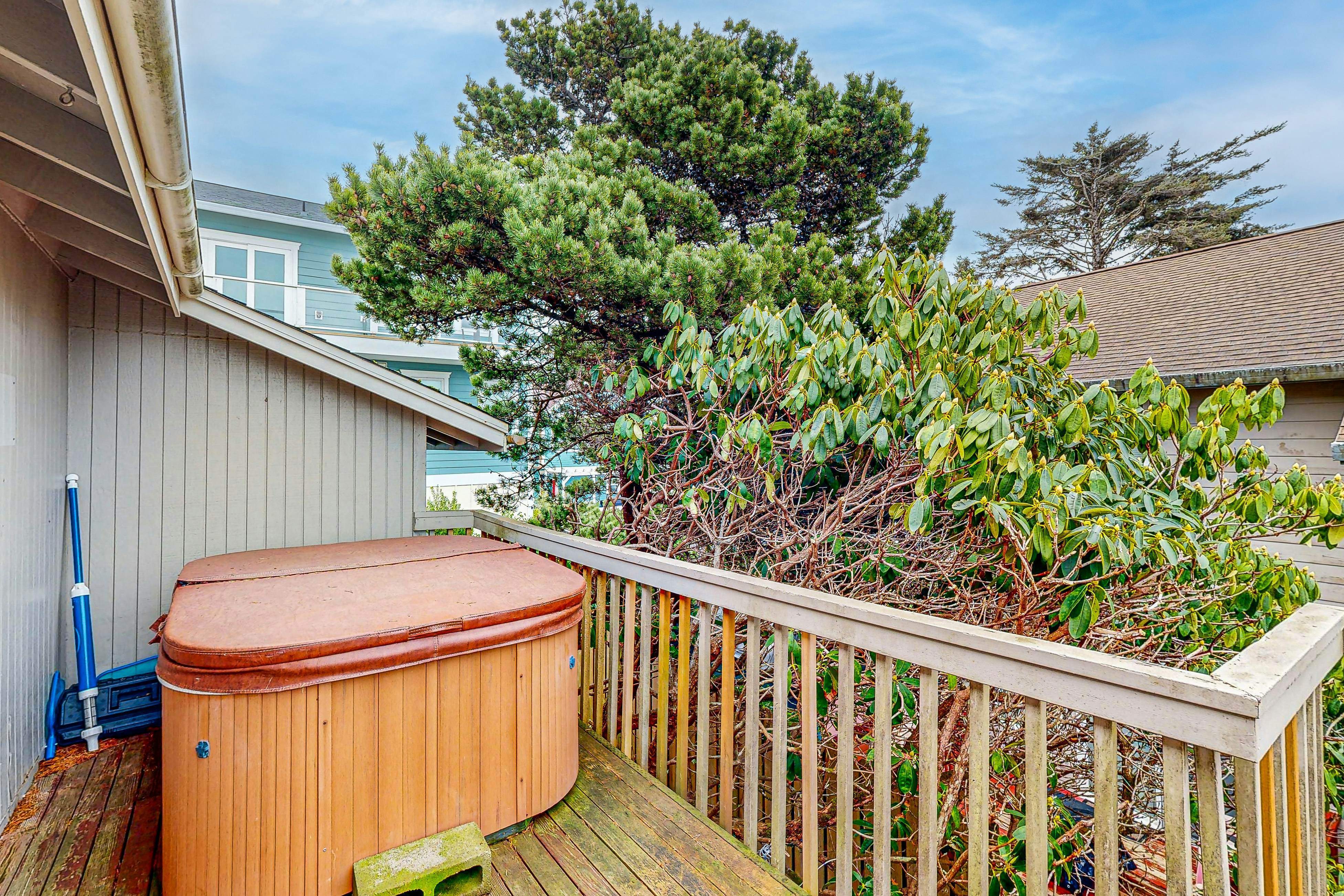 Cozy house close to beach - hot tub & ocean views