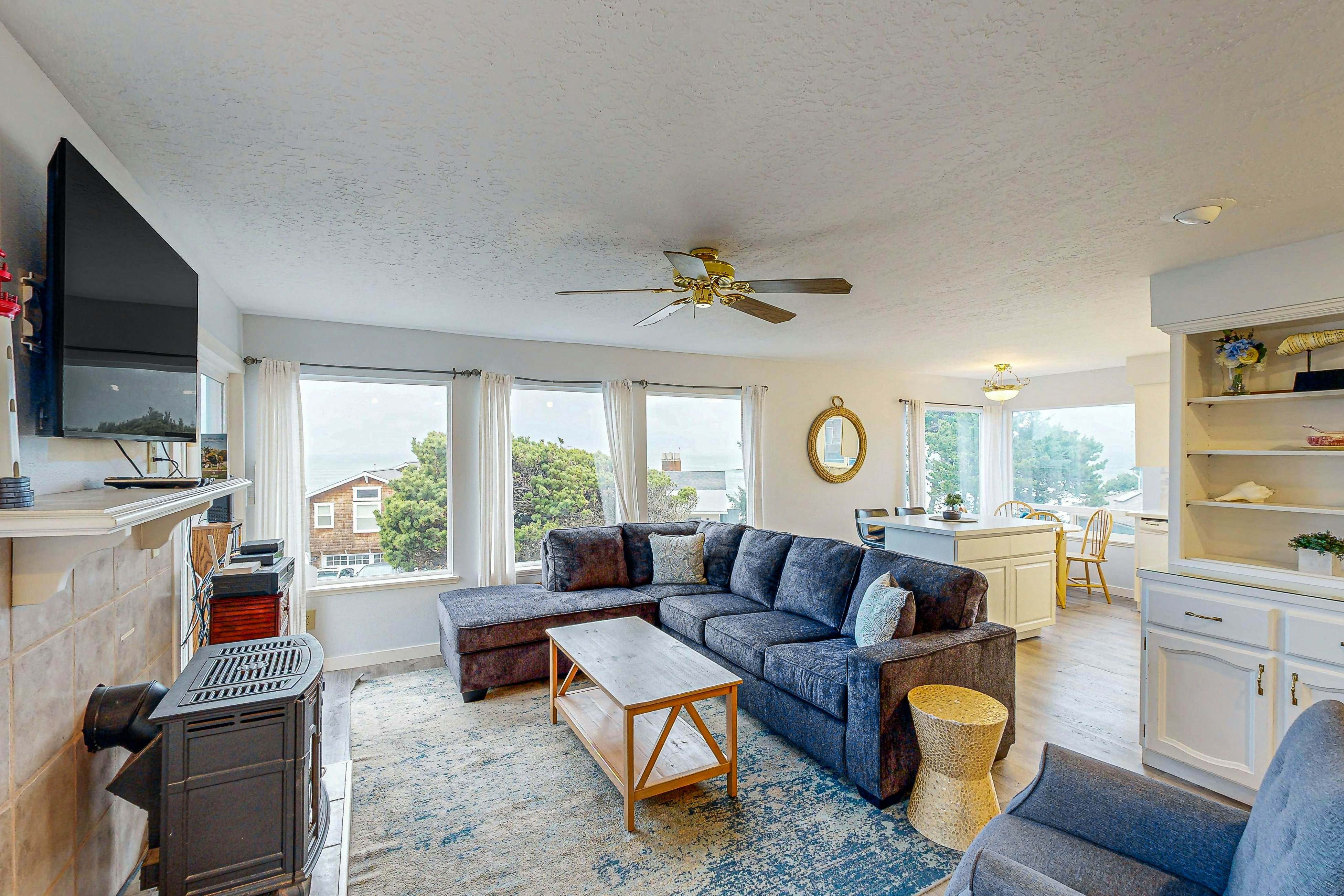 Cozy house close to beach - hot tub & ocean views