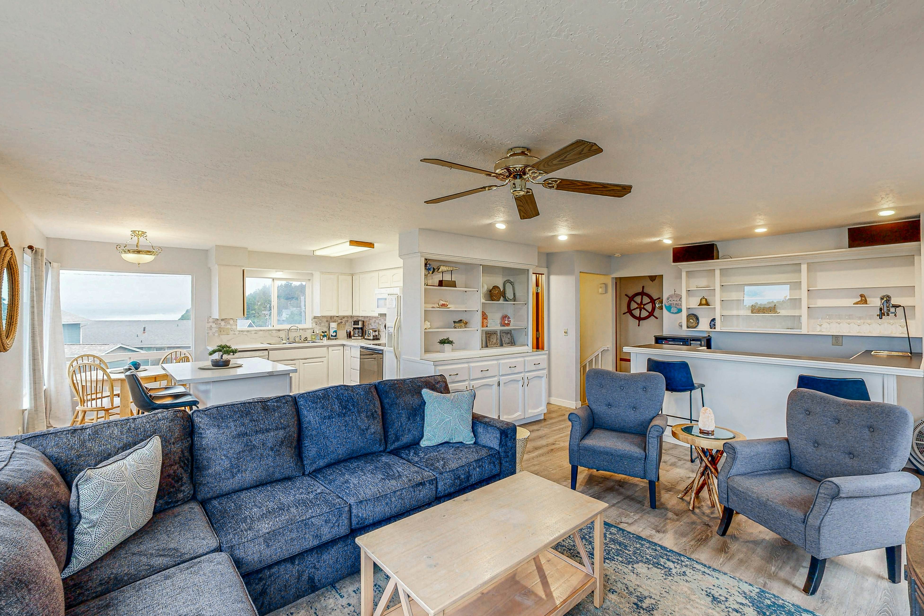 Cozy house close to beach - hot tub & ocean views