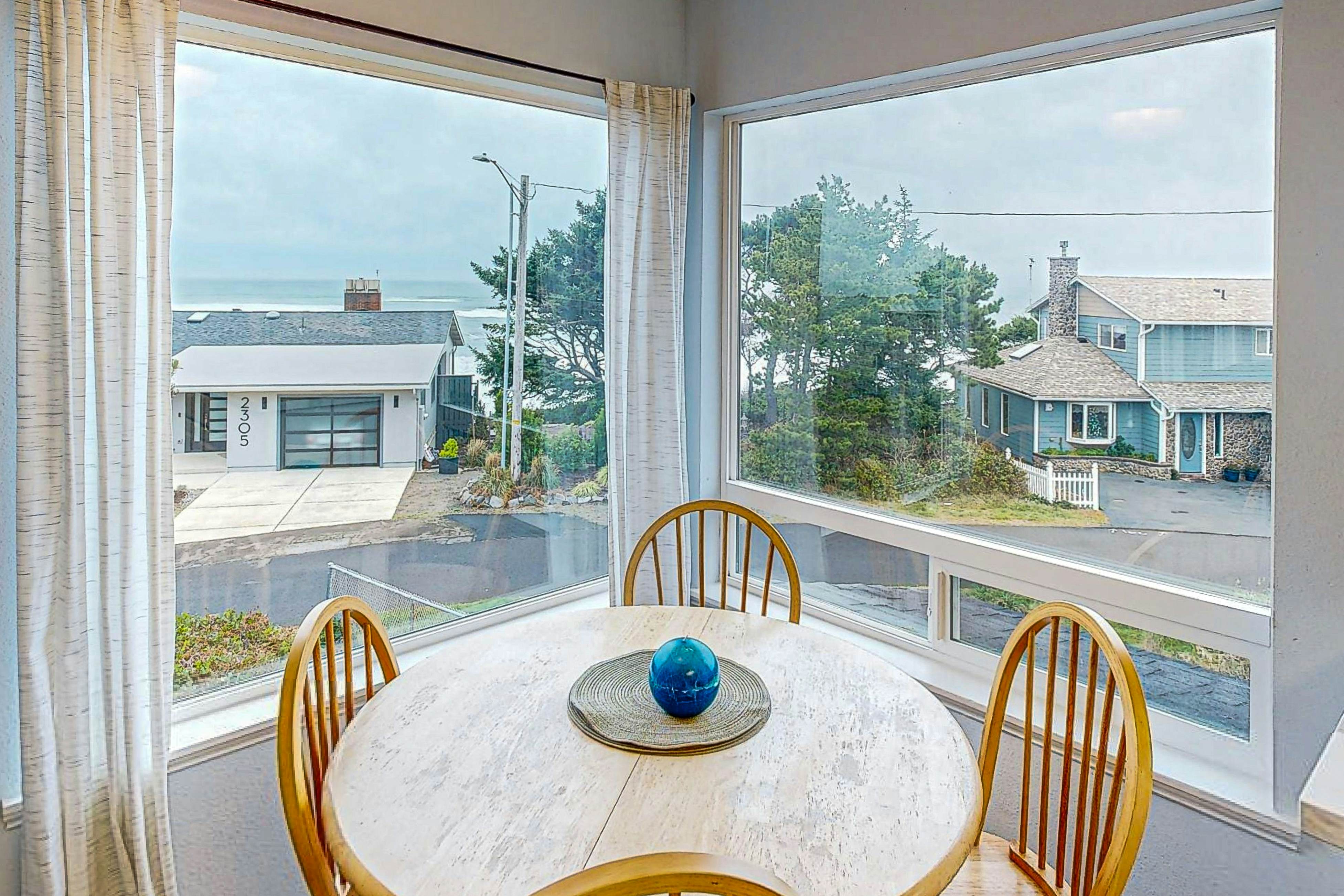Cozy house close to beach - hot tub & ocean views