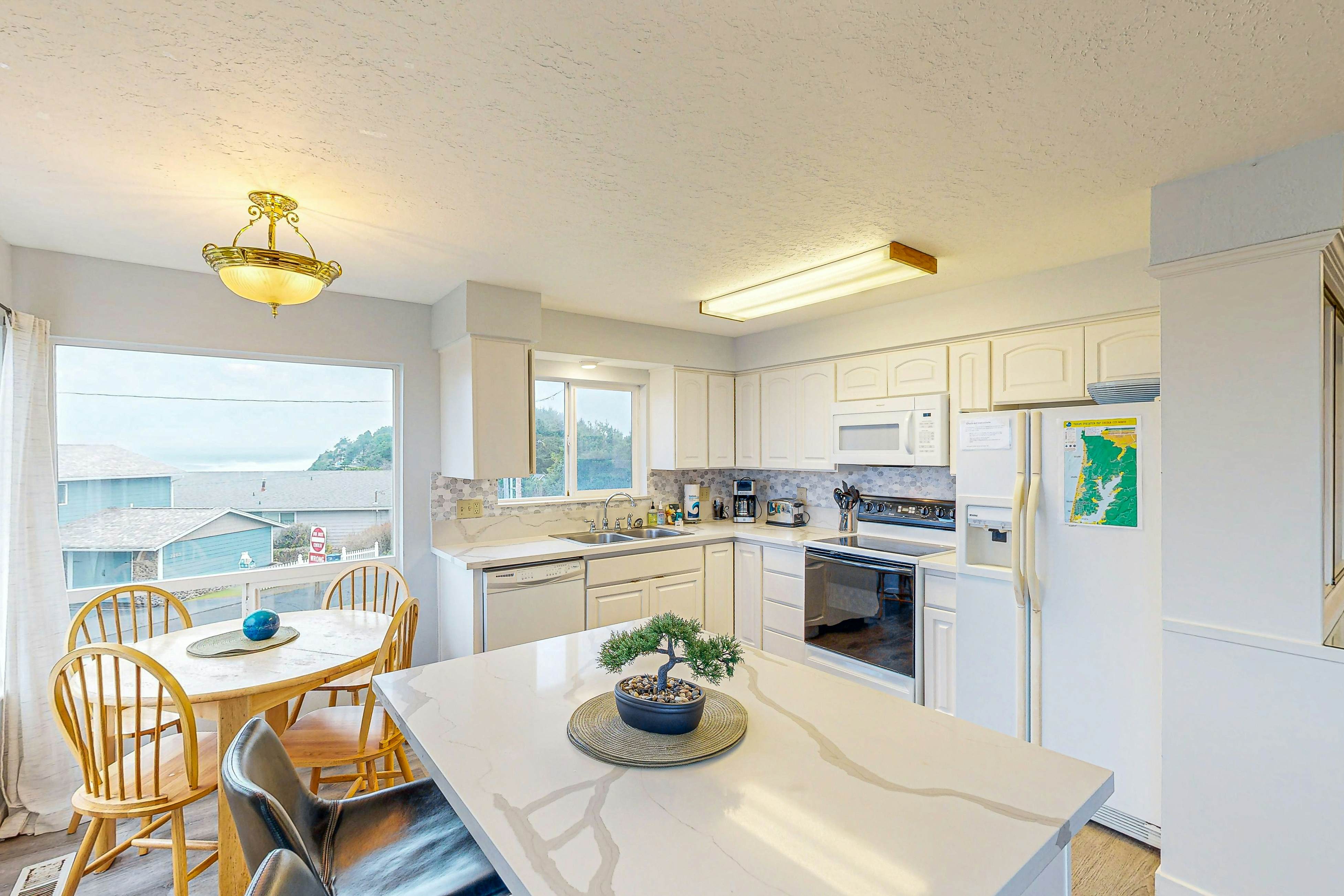 Cozy house close to beach - hot tub & ocean views