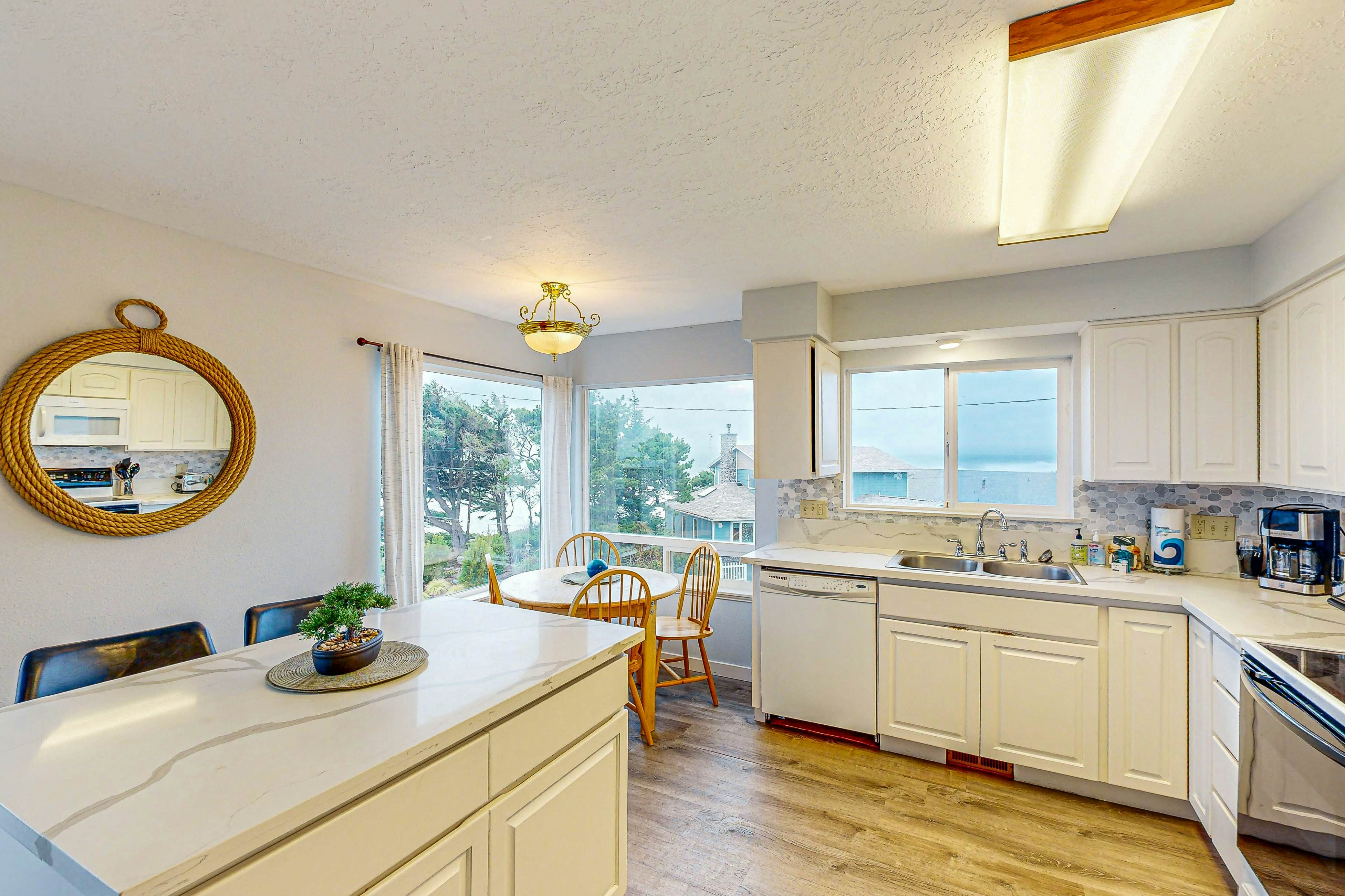 Cozy house close to beach - hot tub & ocean views
