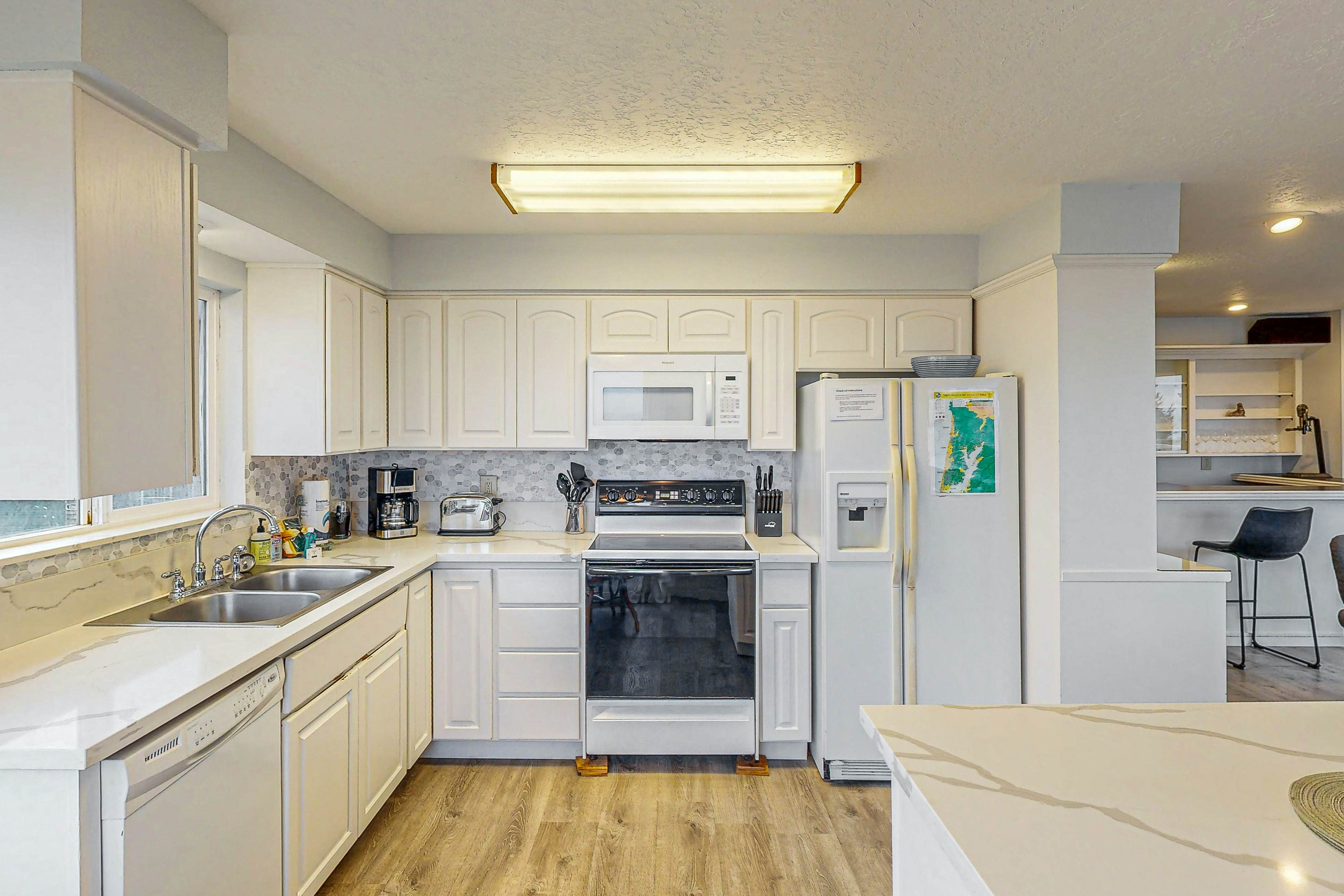 Cozy house close to beach - hot tub & ocean views