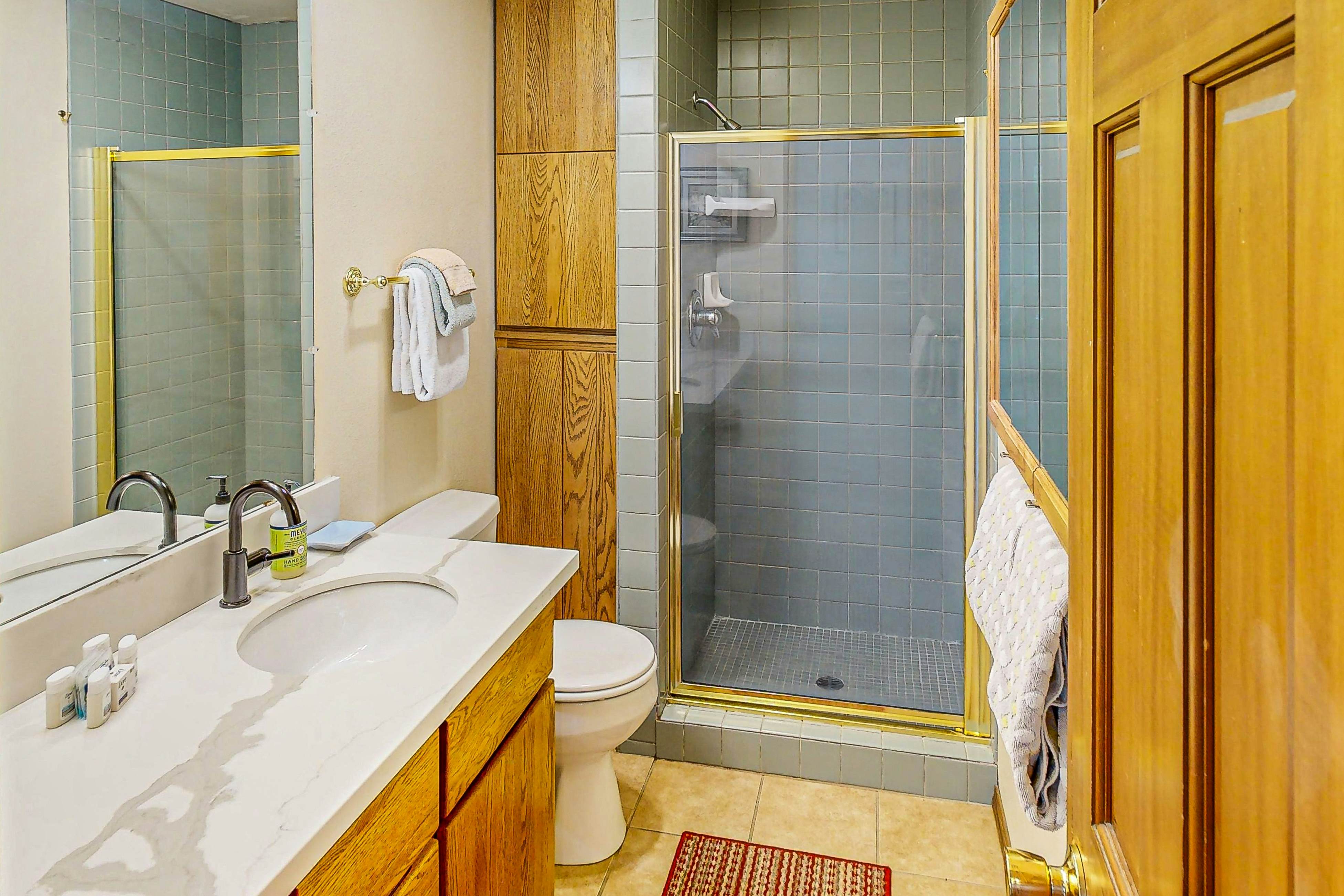 Cozy house close to beach - hot tub & ocean views