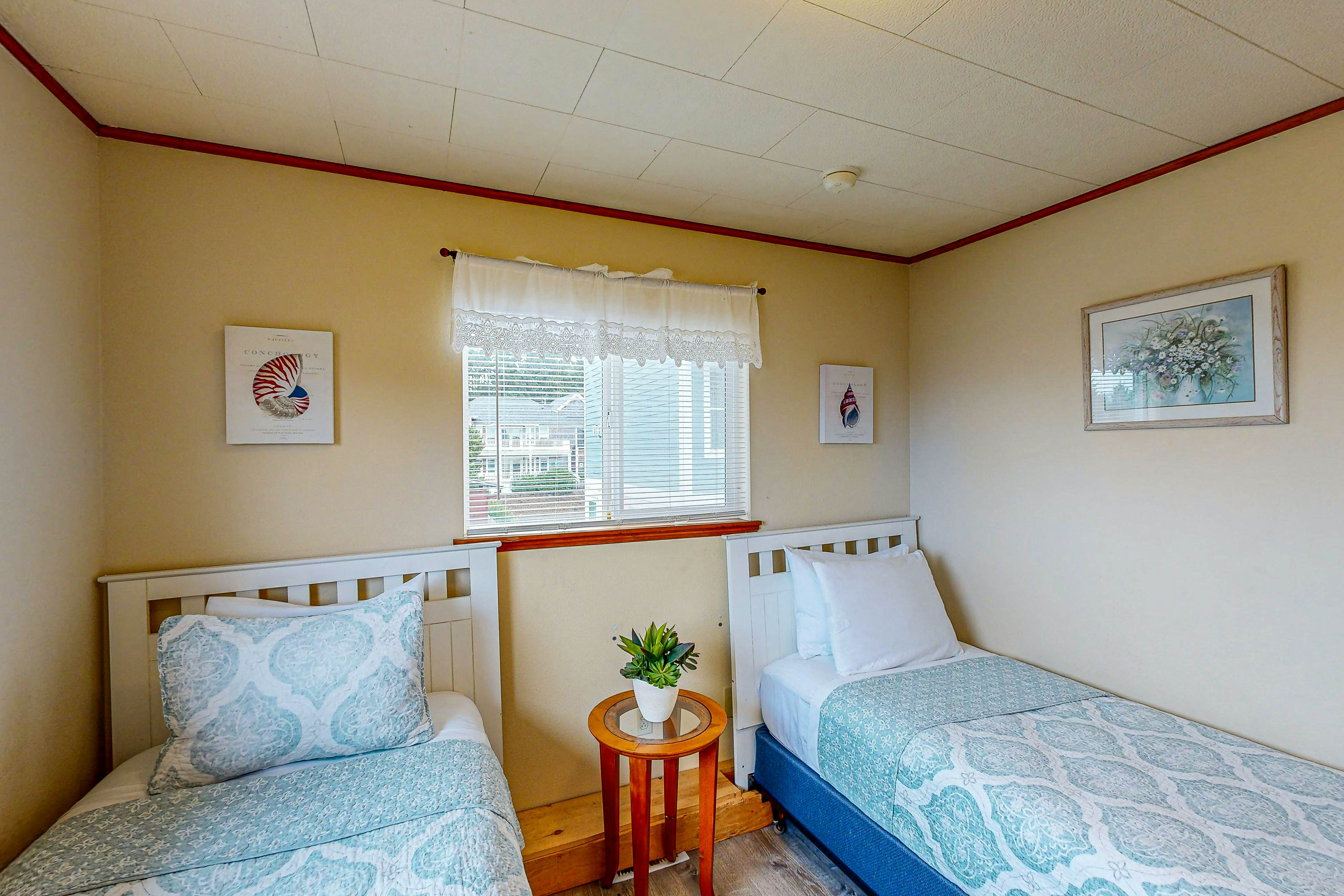 Cozy house close to beach - hot tub & ocean views