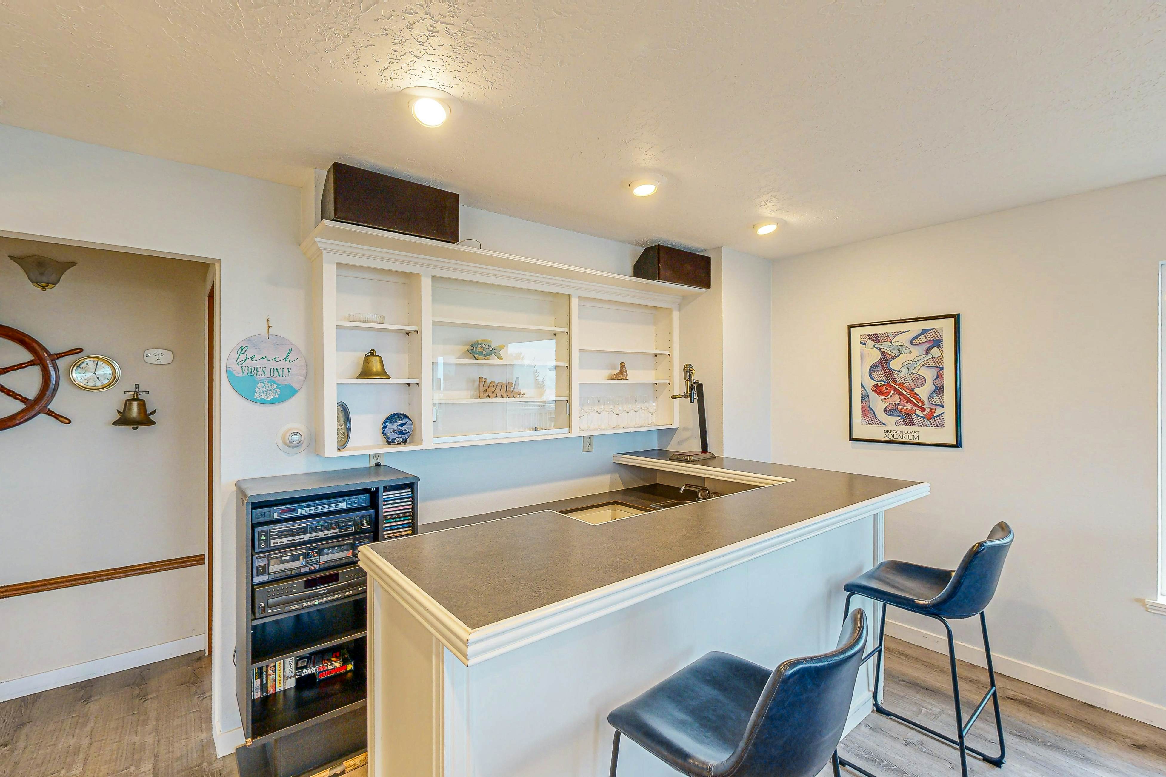 Cozy house close to beach - hot tub & ocean views