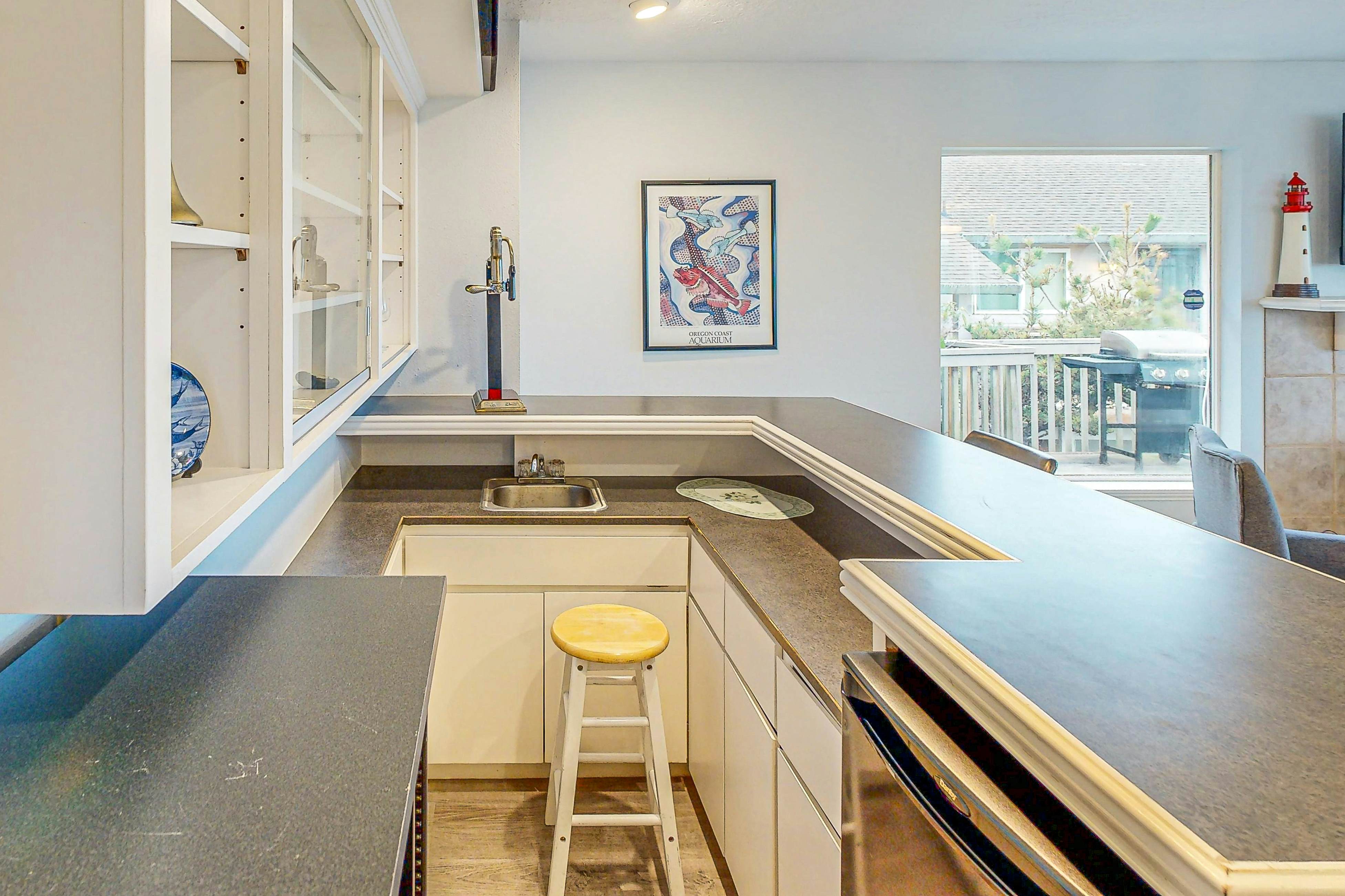 Cozy house close to beach - hot tub & ocean views