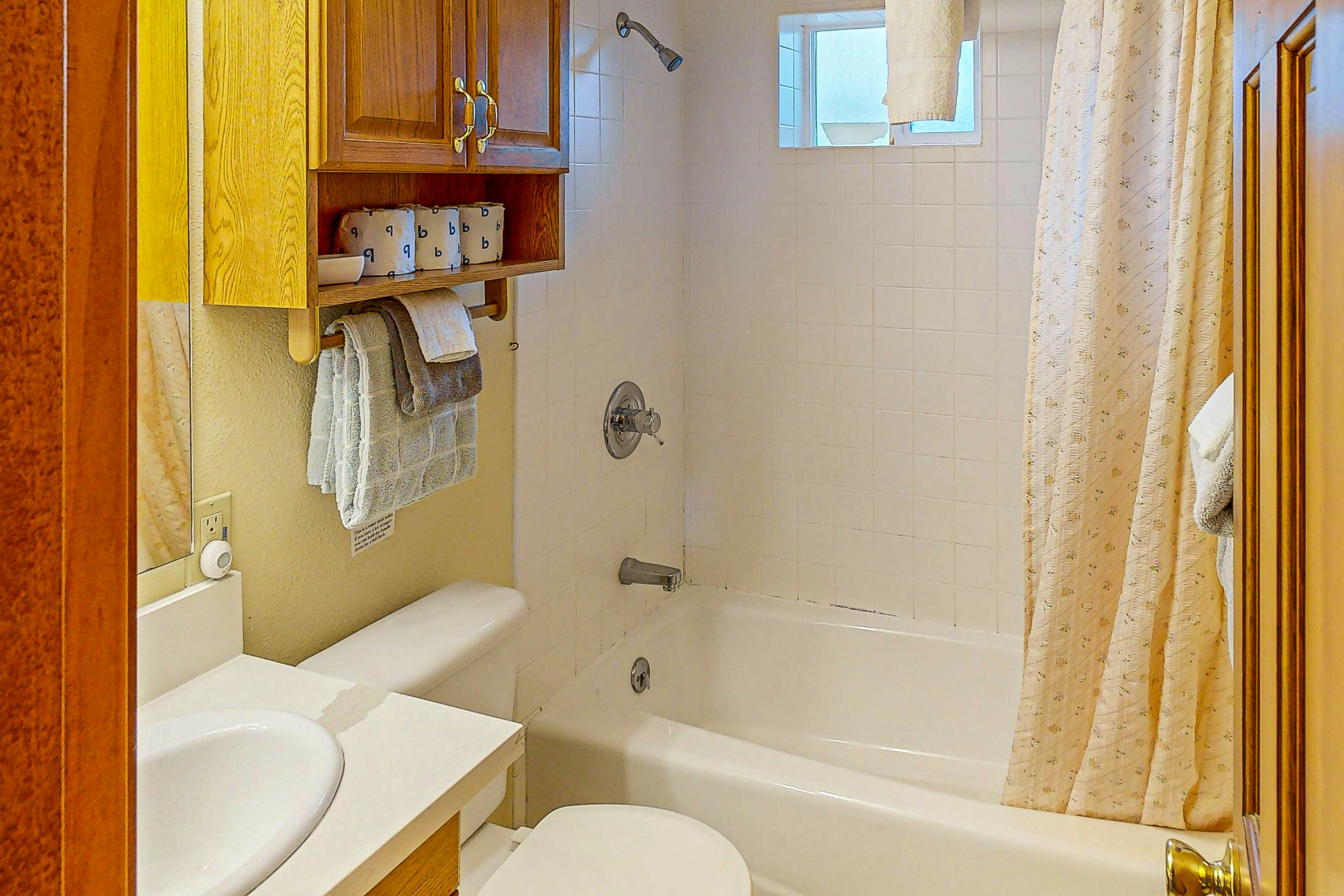 Cozy house close to beach - hot tub & ocean views