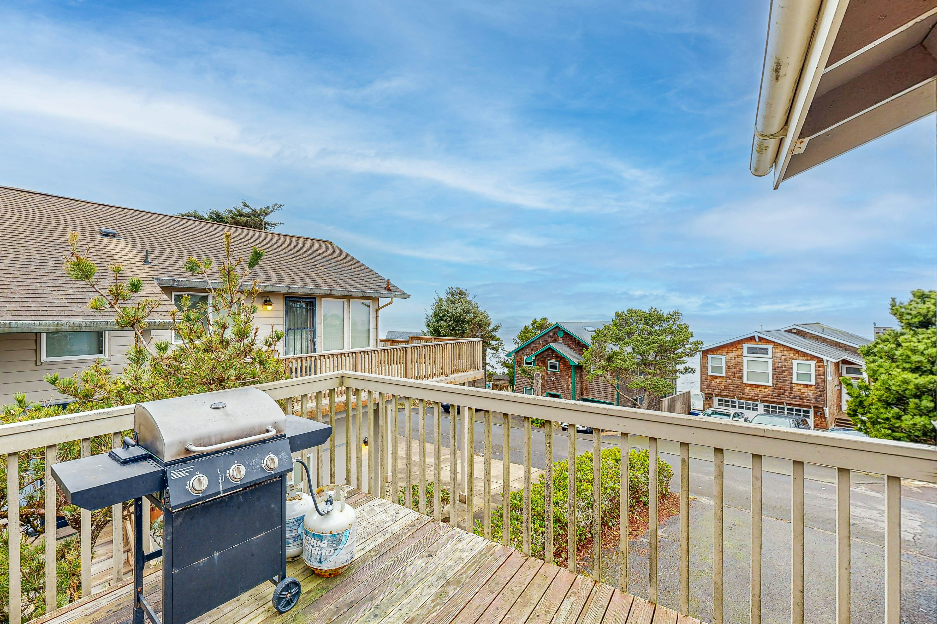 Cozy house close to beach - hot tub & ocean views