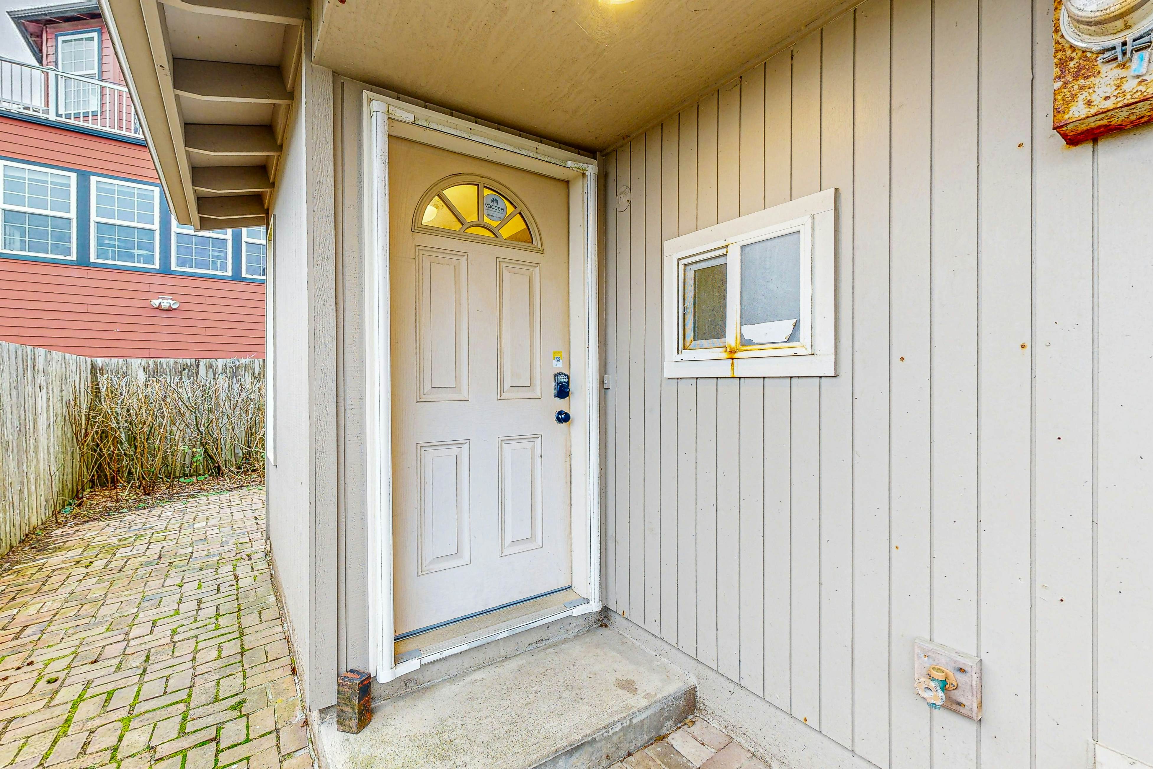 Cozy house close to beach - hot tub & ocean views